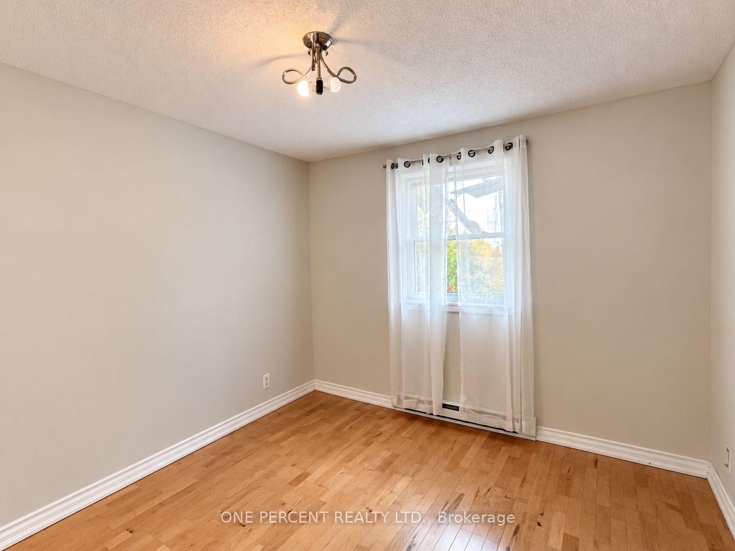 Photo 14 of 526 Highland Crescent, Brock, Beaverton — HOMEH
