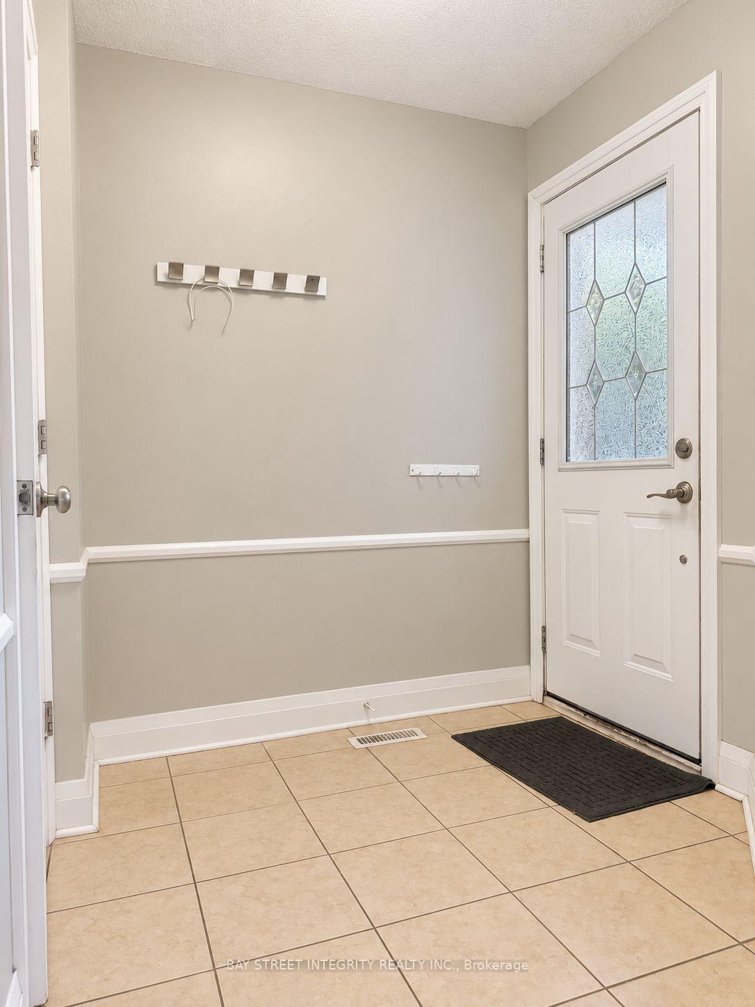 Photo 3 of Unit 29, 1580 Lancaster Drive, Oakville, Falgarwood — HOMEH
