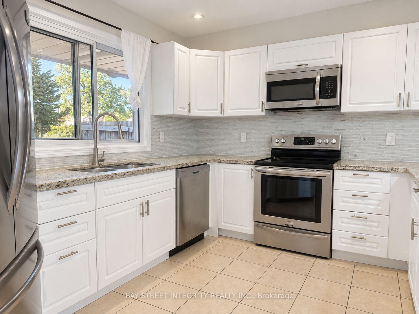 Photo 6 of Unit 29, 1580 Lancaster Drive, Oakville, Falgarwood — HOMEH