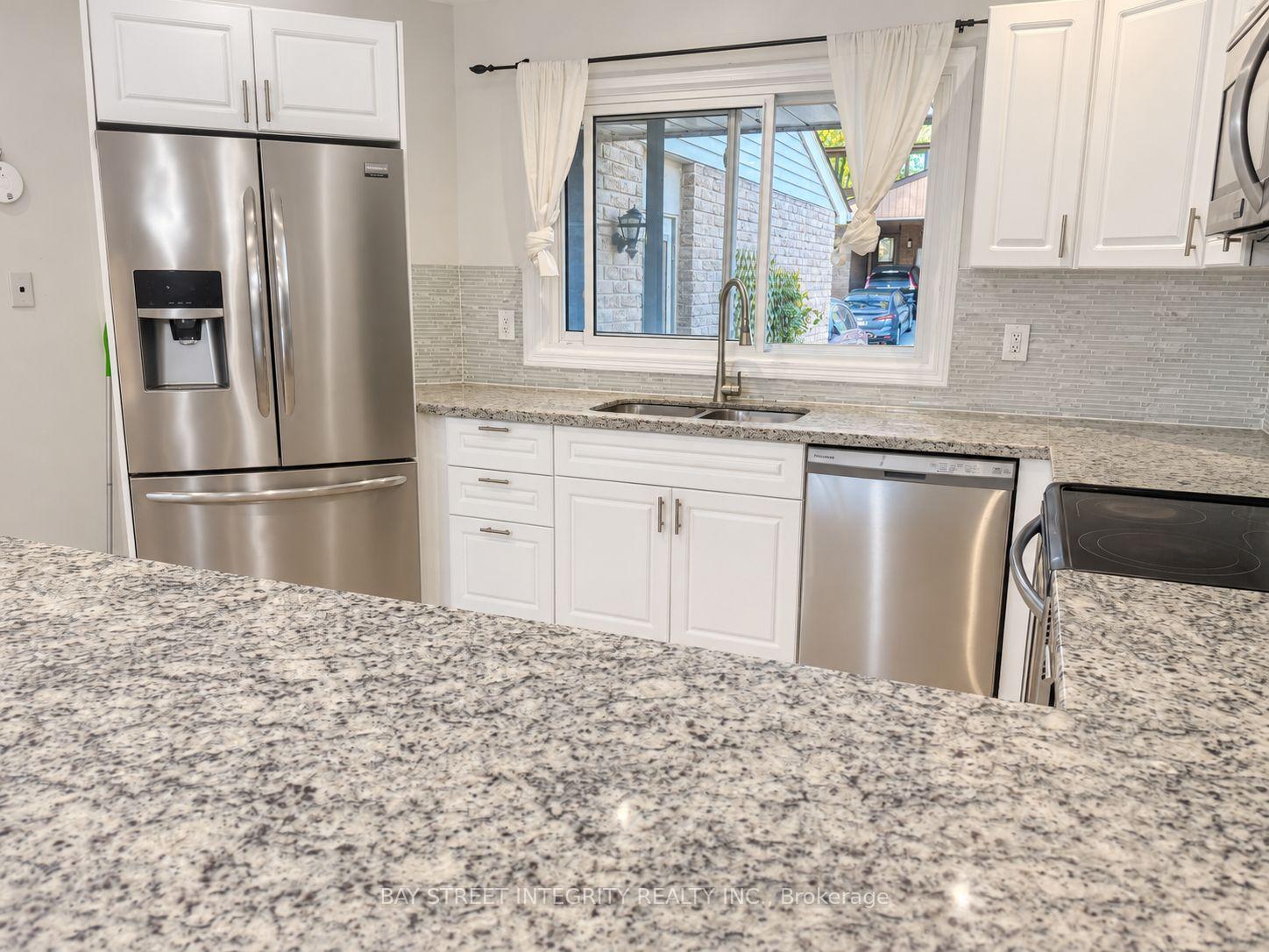 Photo 7 of Unit 29, 1580 Lancaster Drive, Oakville, Falgarwood — HOMEH