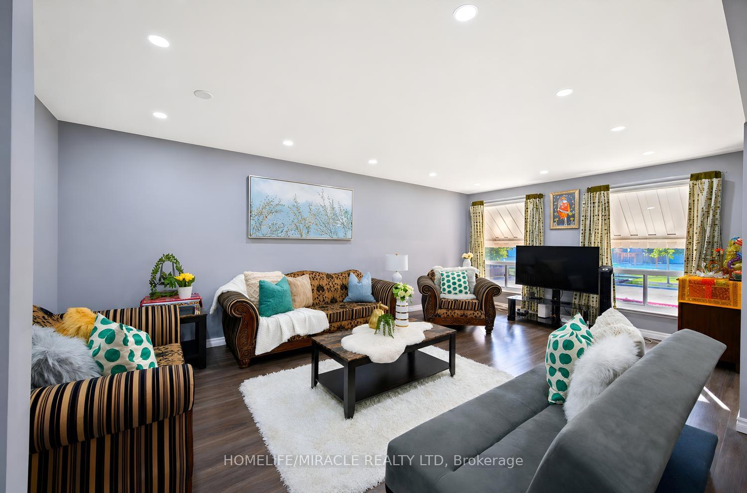 Photo 8 of 14 Tinton Crescent, Etobicoke, West Humber-Clairville — HOMEH