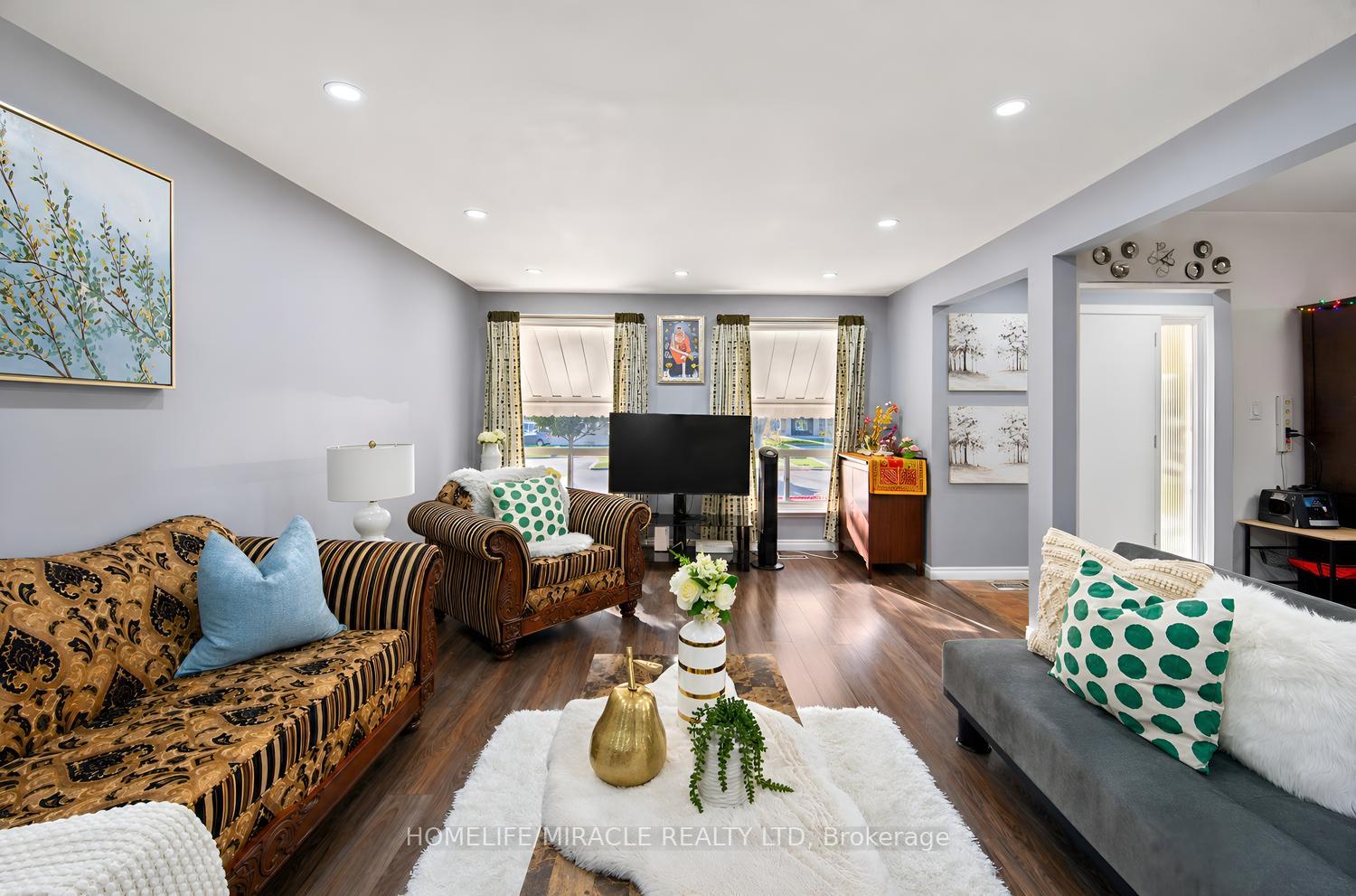 Photo 9 of 14 Tinton Crescent, Etobicoke, West Humber-Clairville — HOMEH