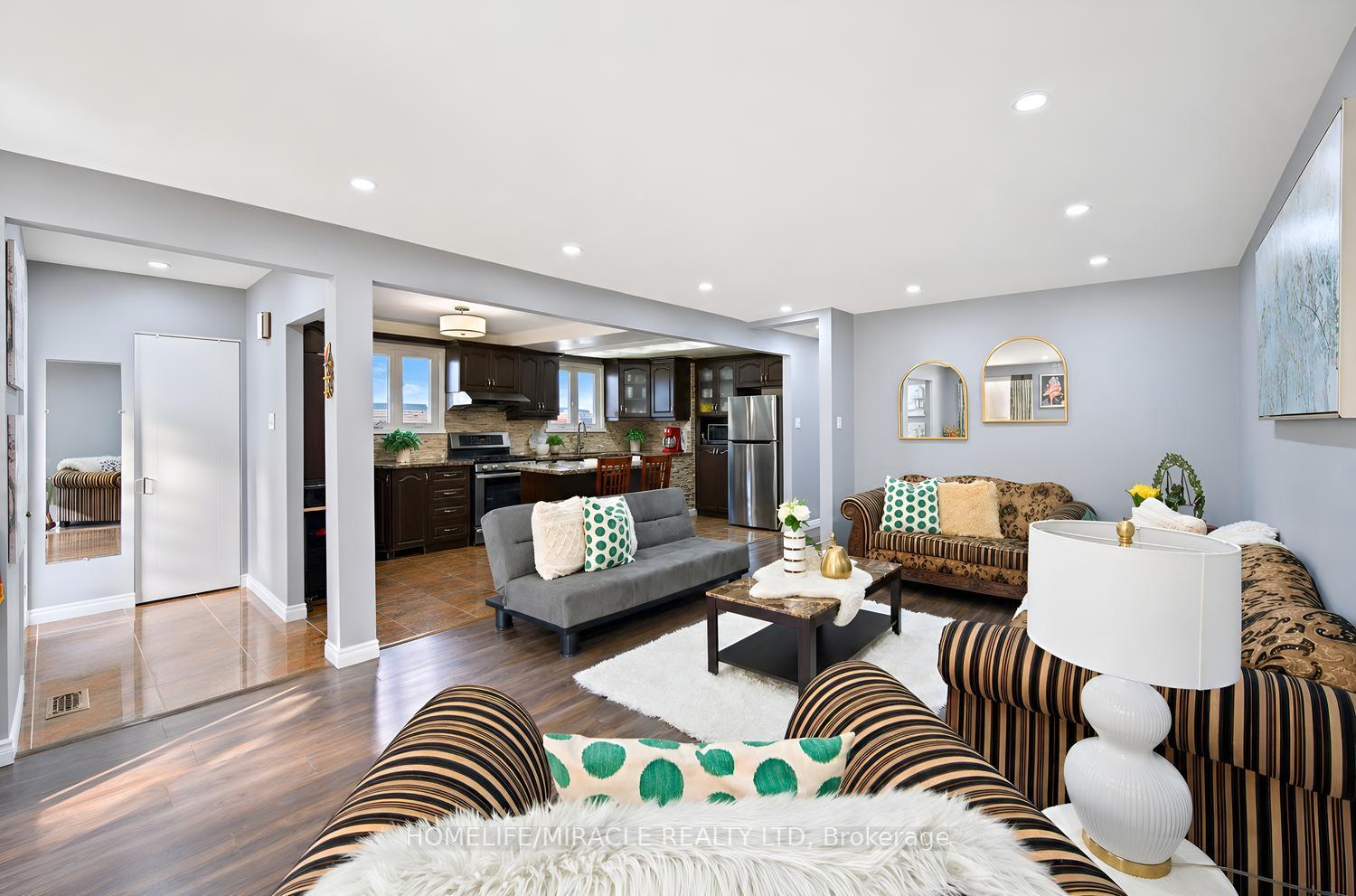 Photo 11 of 14 Tinton Crescent, Etobicoke, West Humber-Clairville — HOMEH
