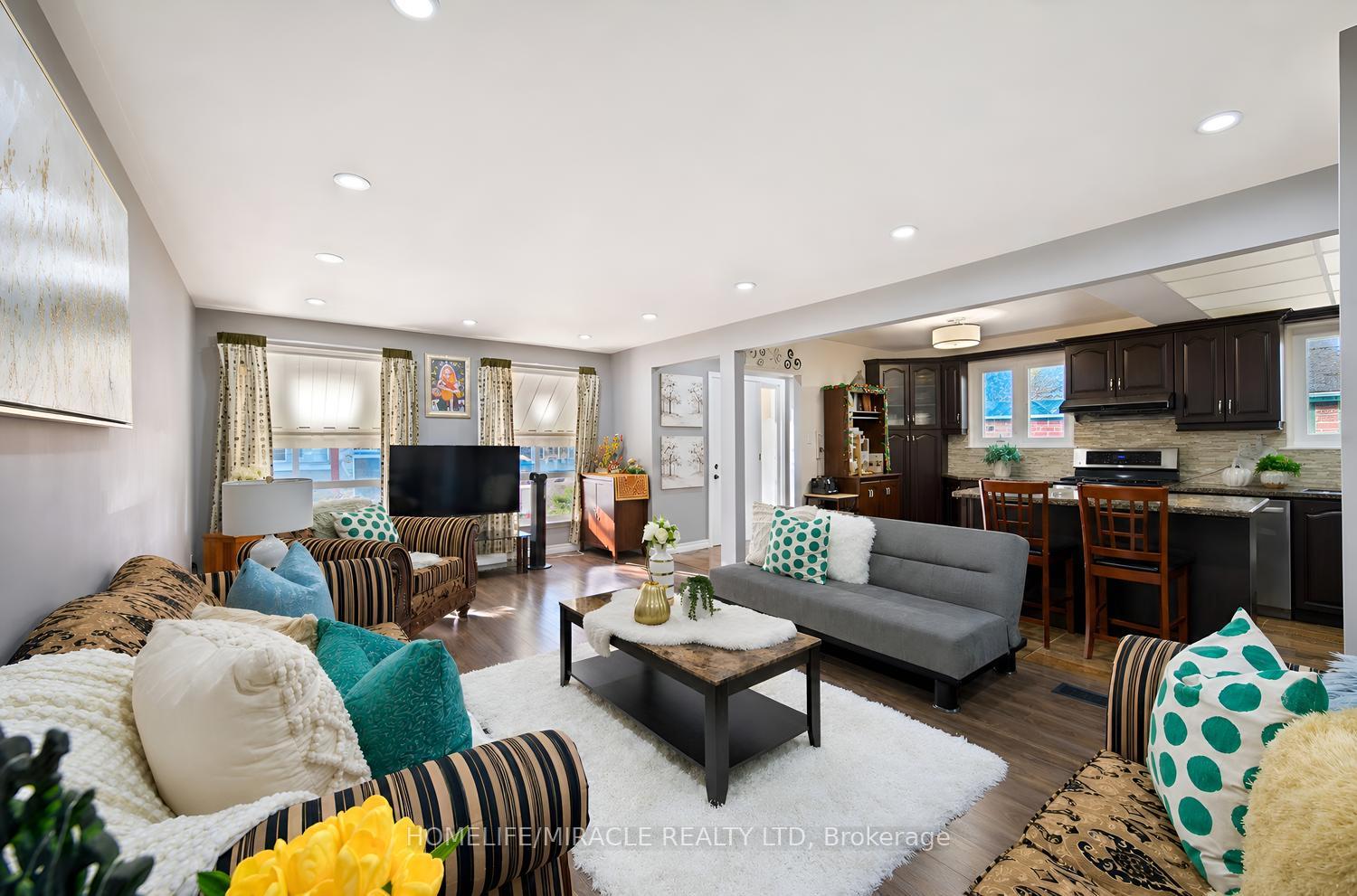 Photo 12 of 14 Tinton Crescent, Etobicoke, West Humber-Clairville — HOMEH