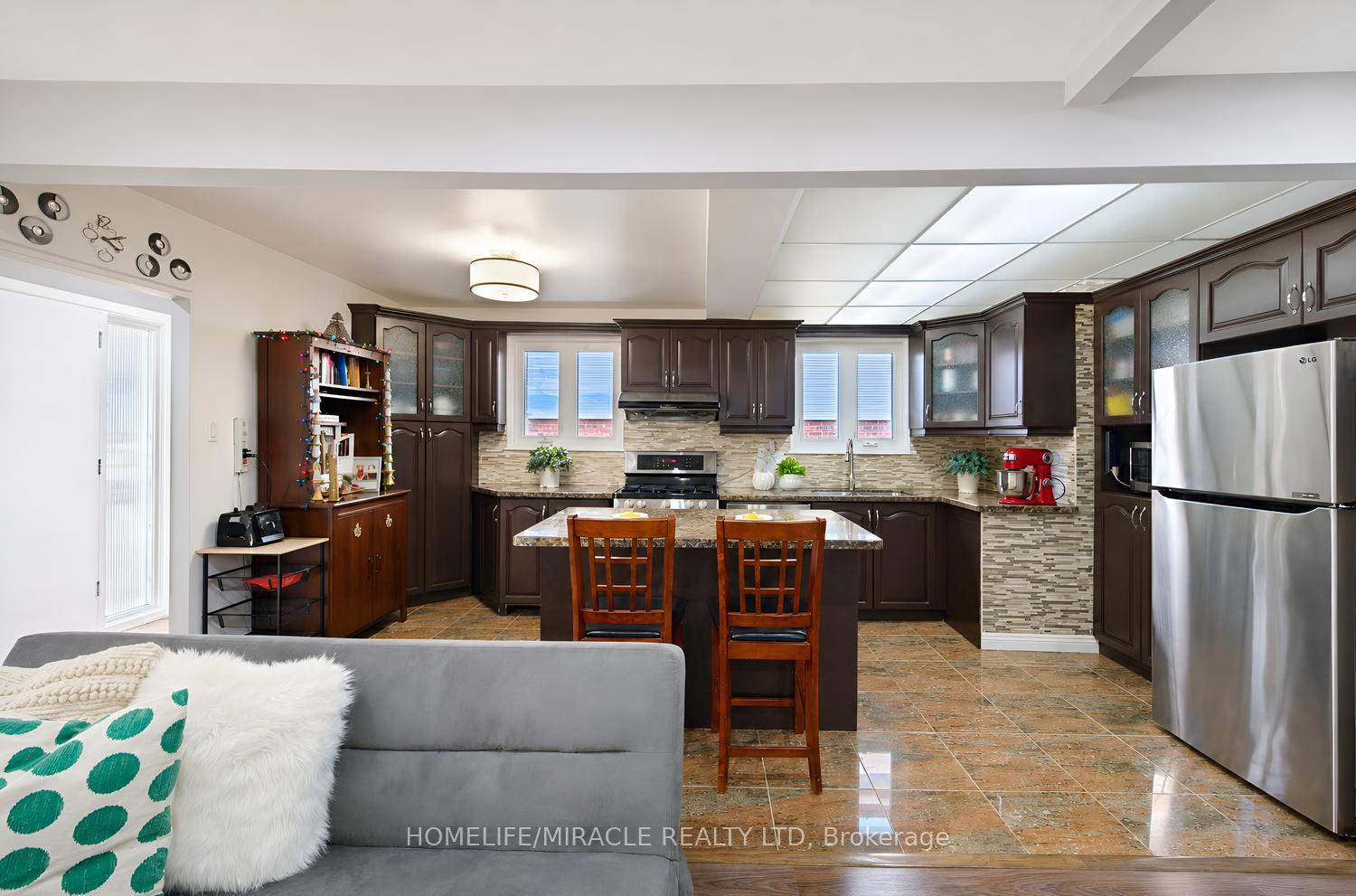 Photo 13 of 14 Tinton Crescent, Etobicoke, West Humber-Clairville — HOMEH