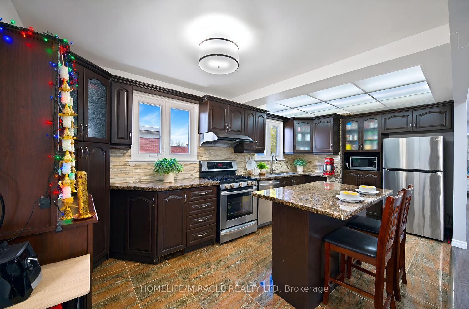 Photo 16 of 14 Tinton Crescent, Etobicoke, West Humber-Clairville — HOMEH