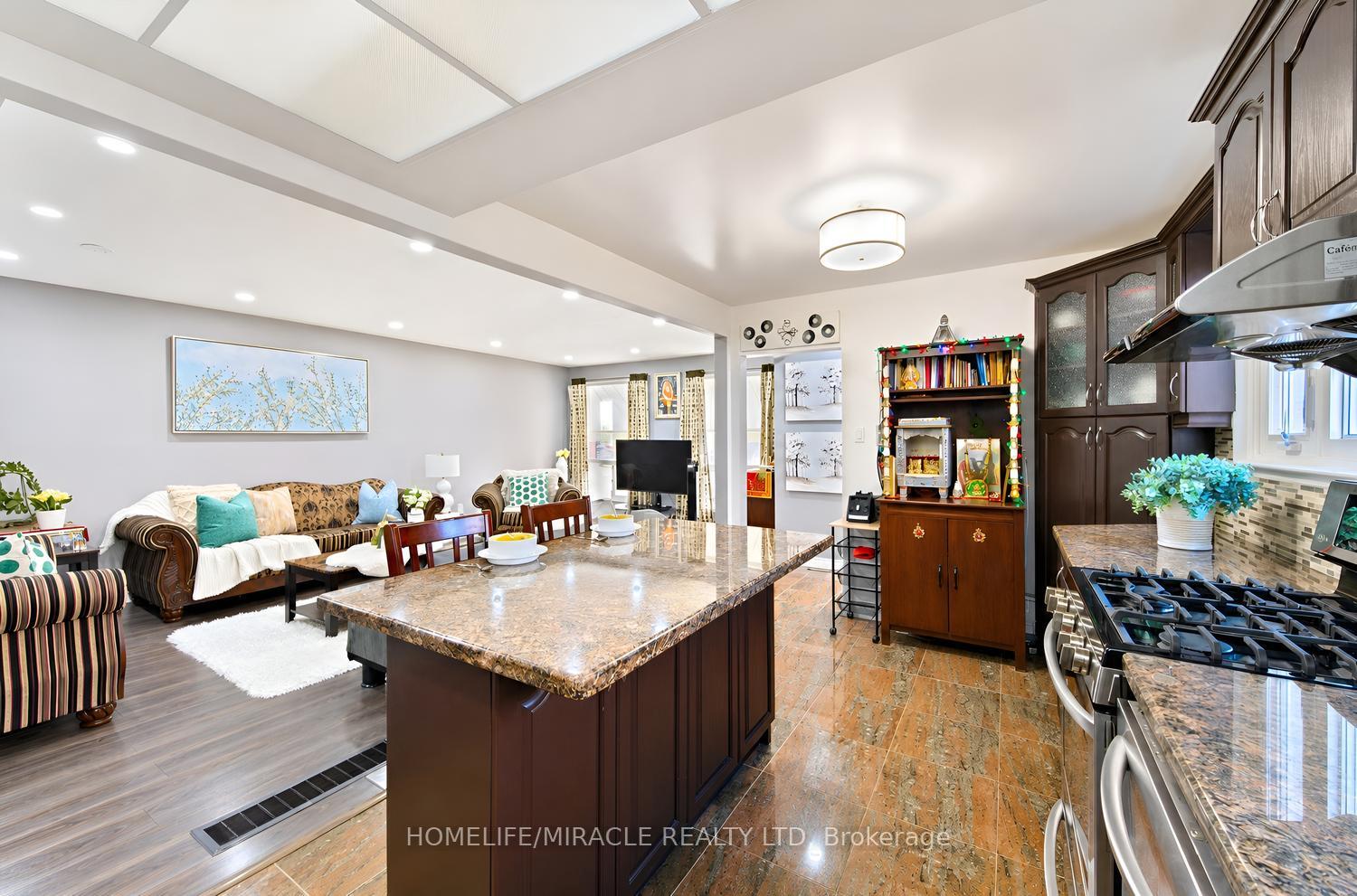 Photo 18 of 14 Tinton Crescent, Etobicoke, West Humber-Clairville — HOMEH