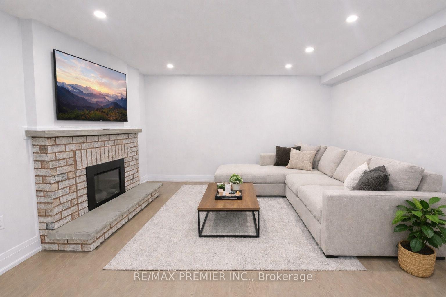 Photo 4 of 115 Mapes Avenue, Vaughan, West Woodbridge — HOMEH
