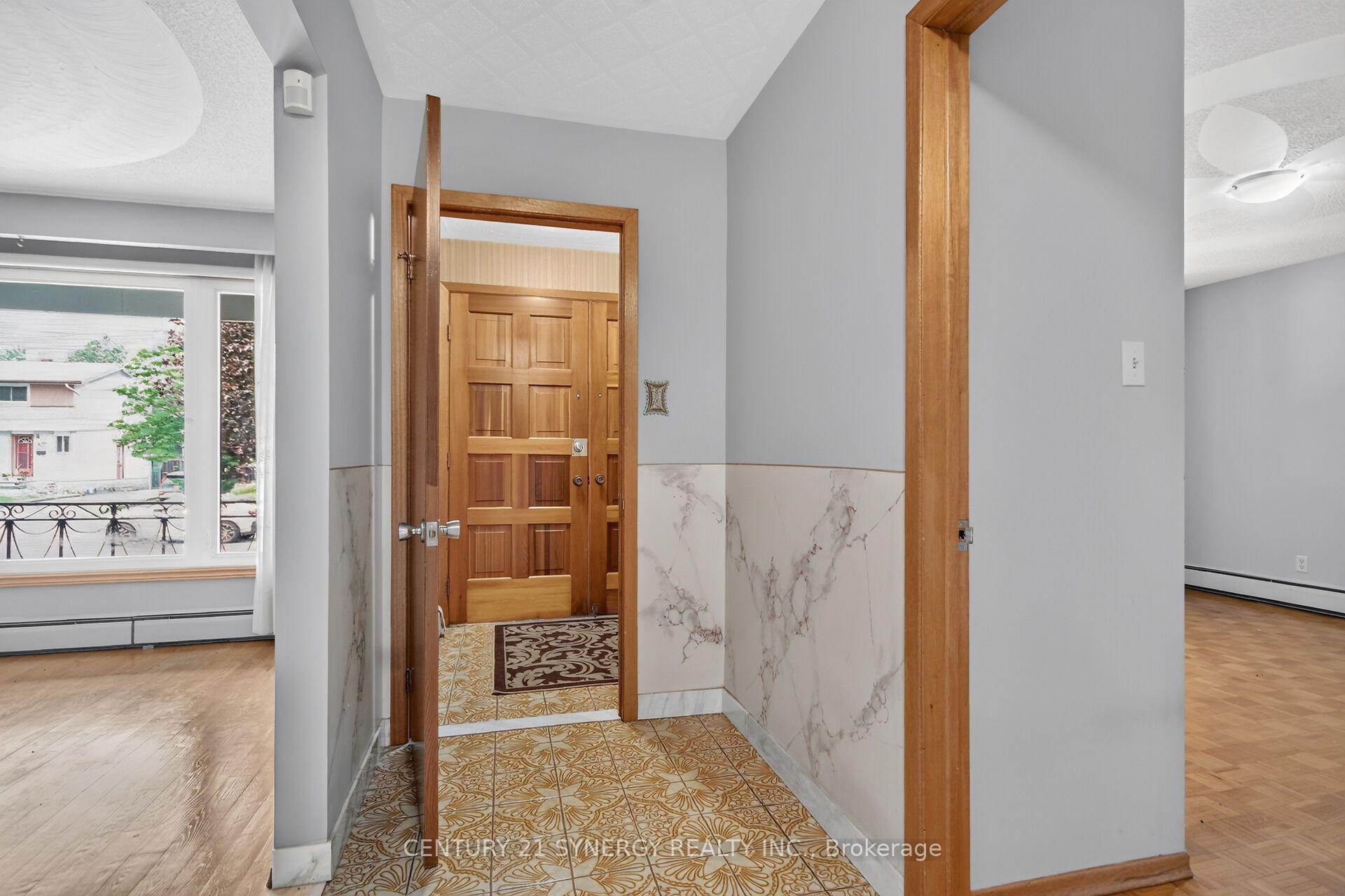 Photo 3 of 974 Greenbriar Avenue, Ottawa, Carleton Heights — HOMEH
