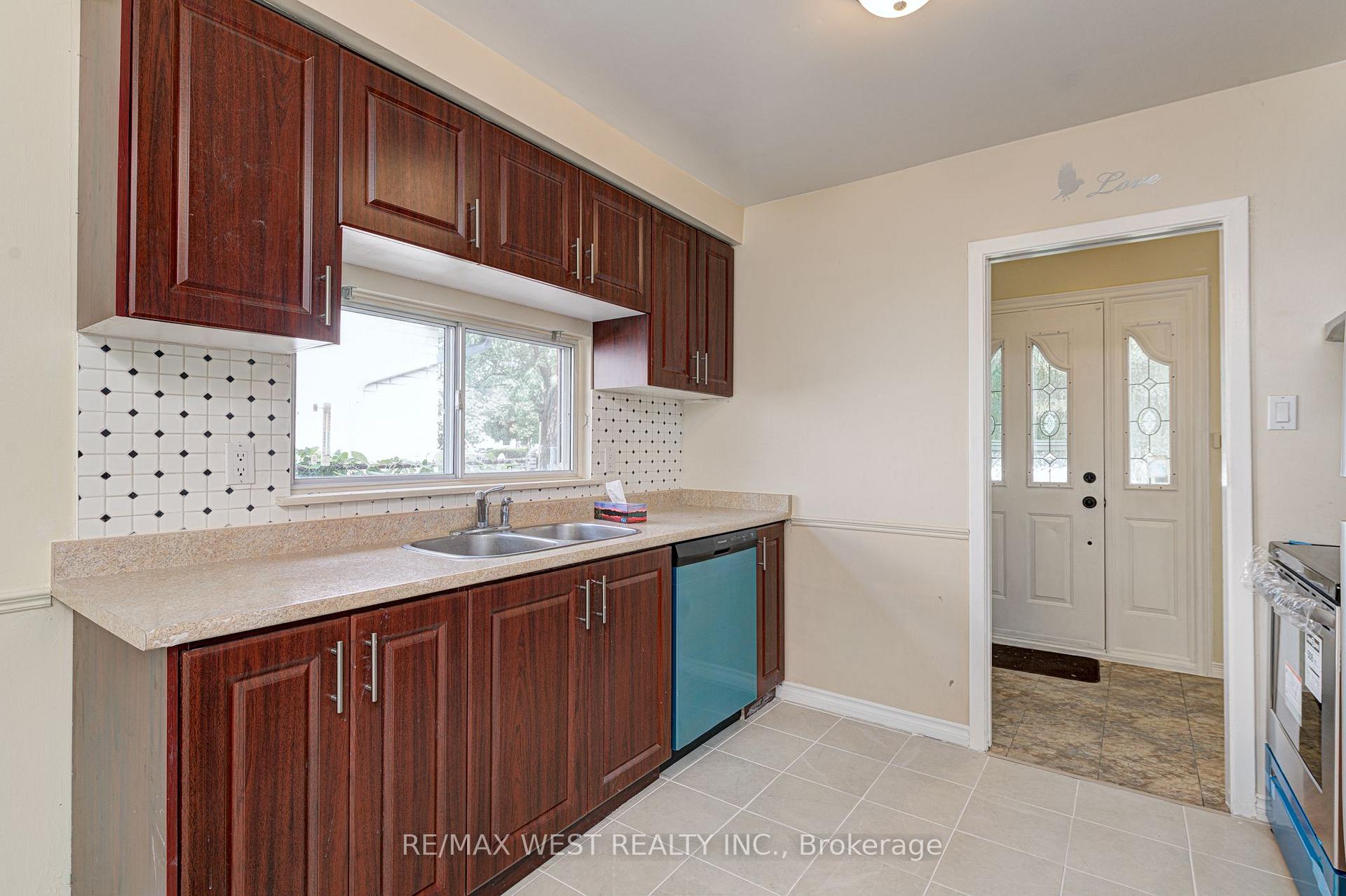 Photo 2 of Unit Upper Lvl, 18 Glenforest Road, Brampton, Northgate — HOMEH