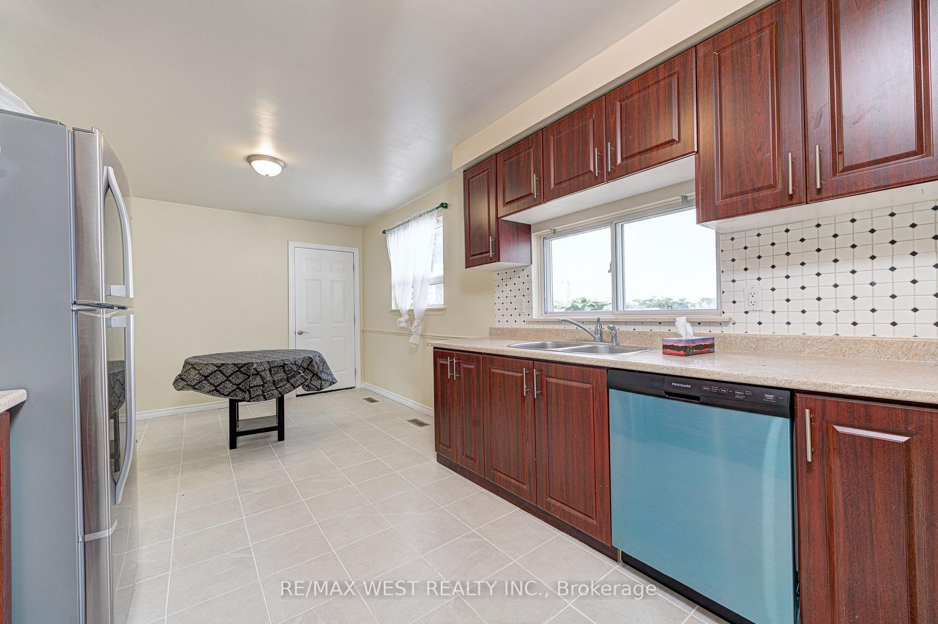 Photo 3 of Unit Upper Lvl, 18 Glenforest Road, Brampton, Northgate — HOMEH