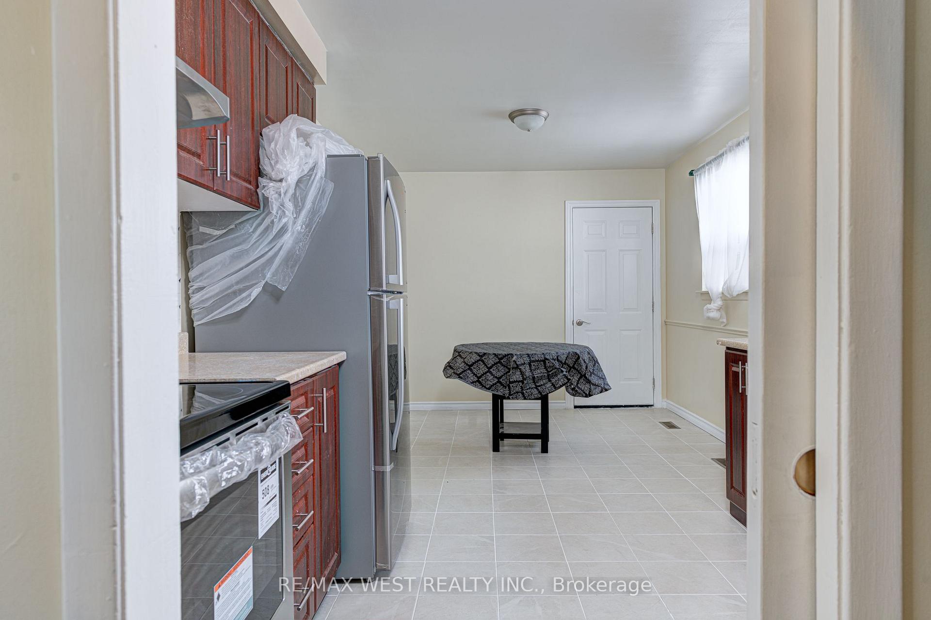 Photo 4 of Unit Upper Lvl, 18 Glenforest Road, Brampton, Northgate — HOMEH