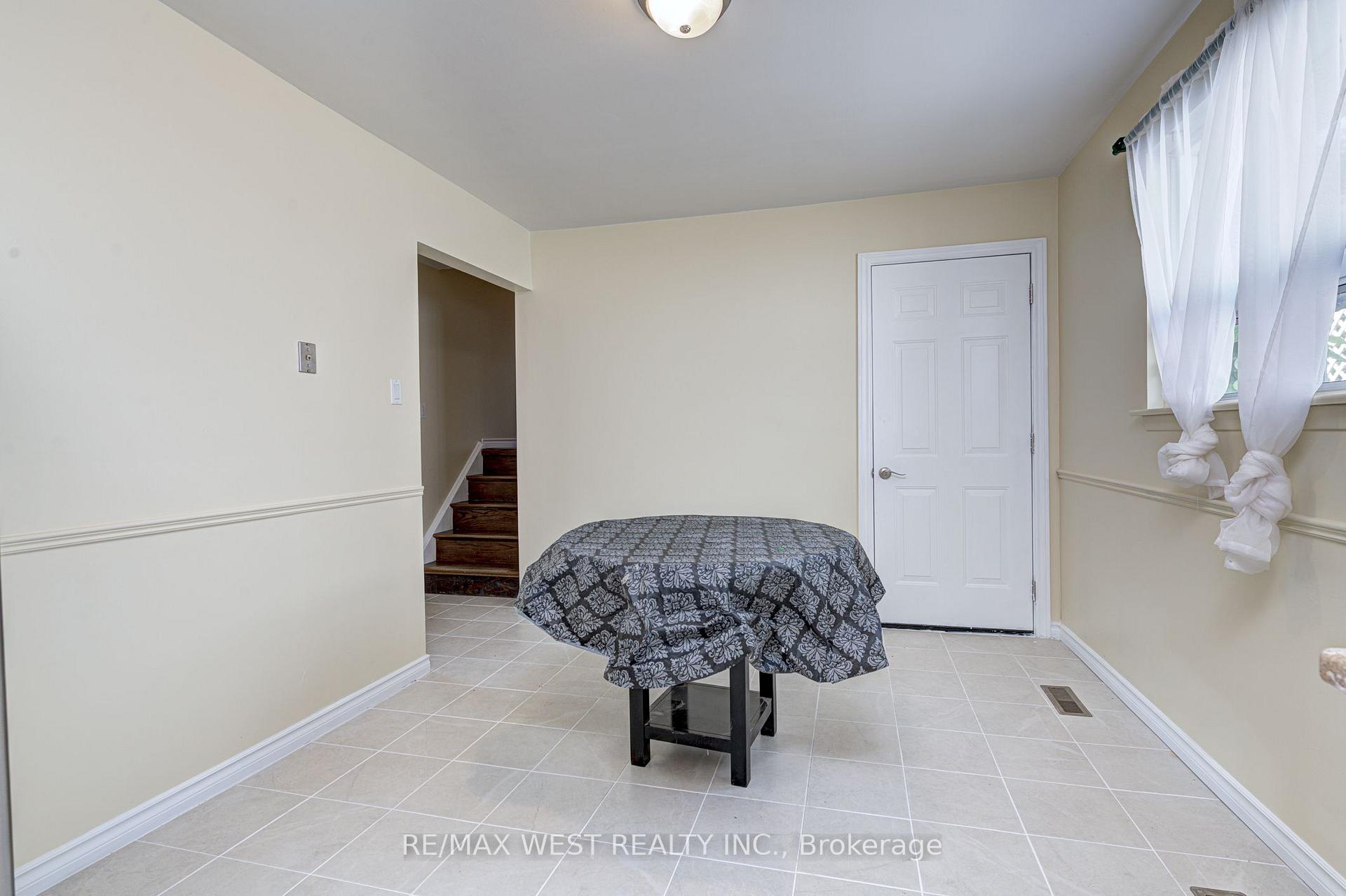 Photo 5 of Unit Upper Lvl, 18 Glenforest Road, Brampton, Northgate — HOMEH