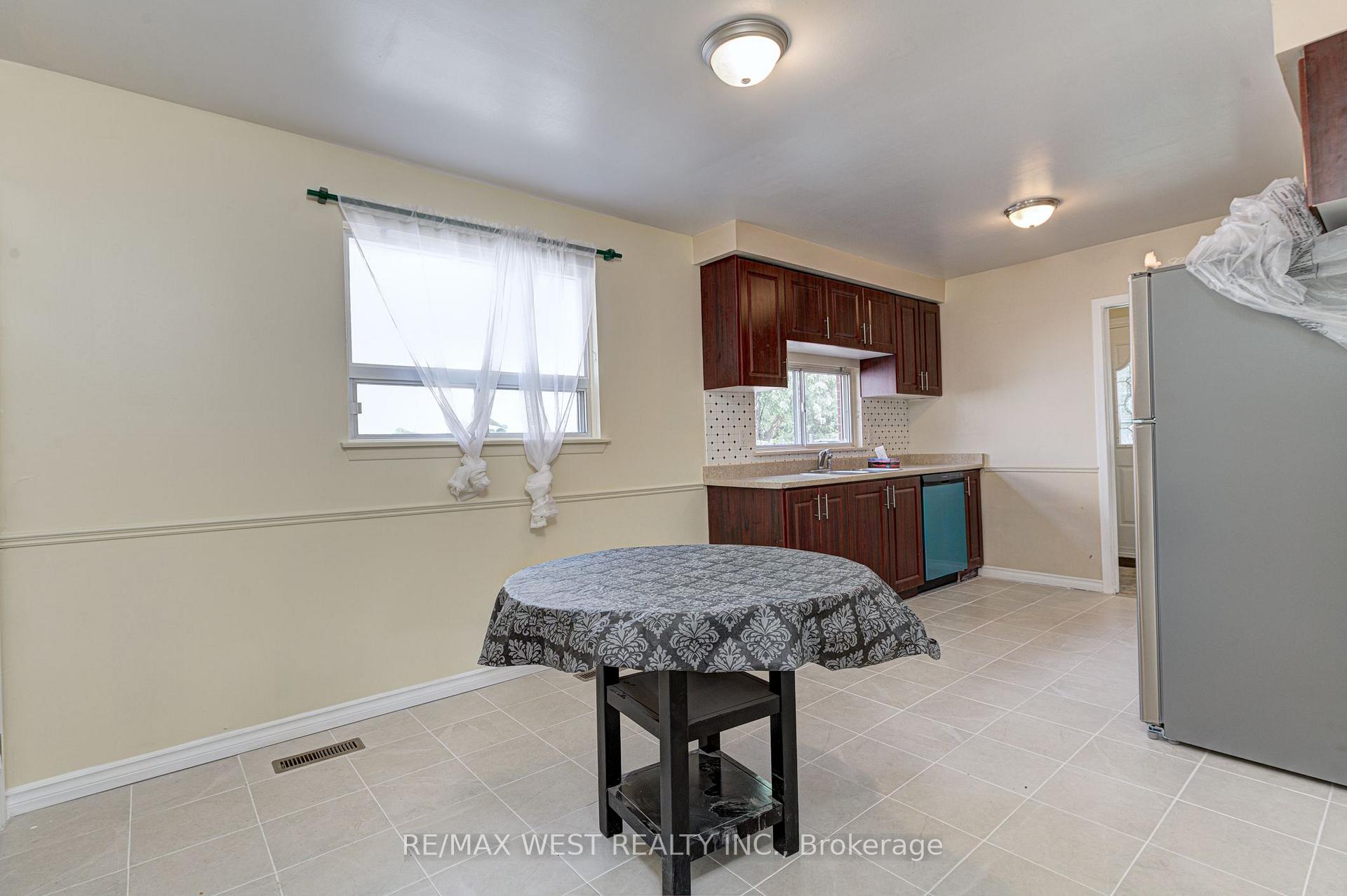 Photo 6 of Unit Upper Lvl, 18 Glenforest Road, Brampton, Northgate — HOMEH