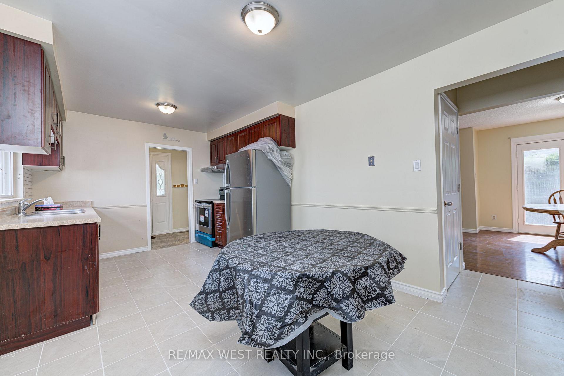 Photo 7 of Unit Upper Lvl, 18 Glenforest Road, Brampton, Northgate — HOMEH