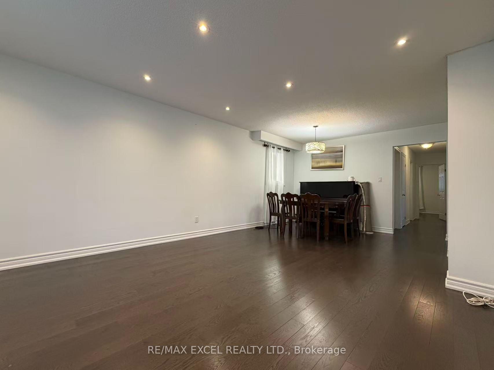 Photo 6 of Unit Upper, 4 Lawnmere Crescent, Scarborough, Agincourt South-Malvern West — HOMEH