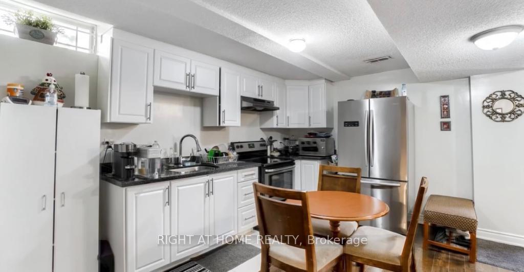 Photo 2 of Unit Bsmt, 5967 Leeside Crescent, Mississauga, Central Erin Mills — HOMEH