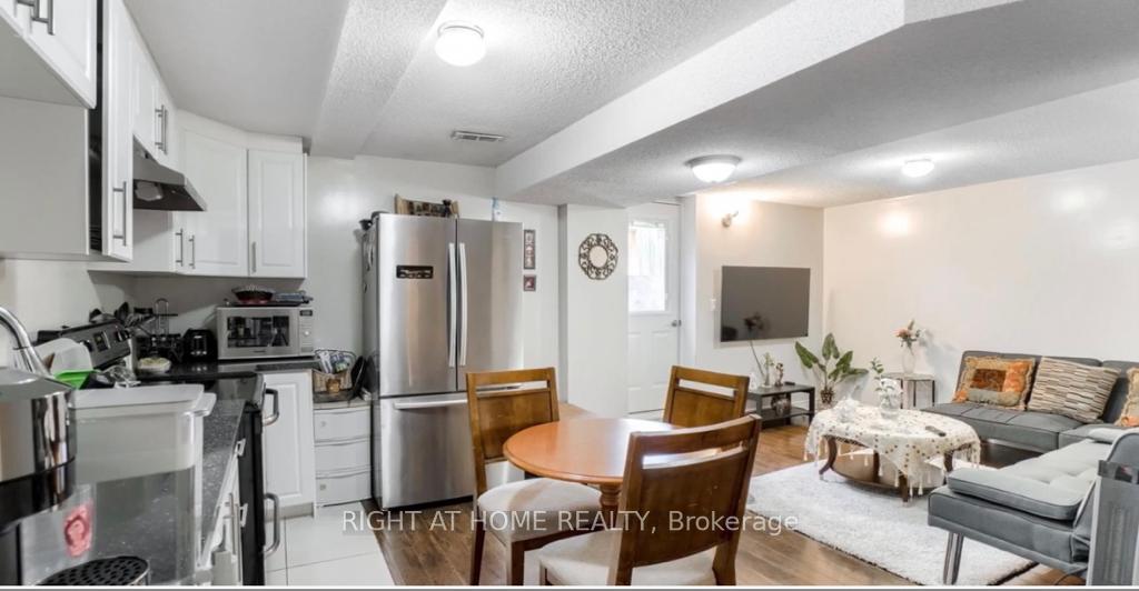 Photo 4 of Unit Bsmt, 5967 Leeside Crescent, Mississauga, Central Erin Mills — HOMEH