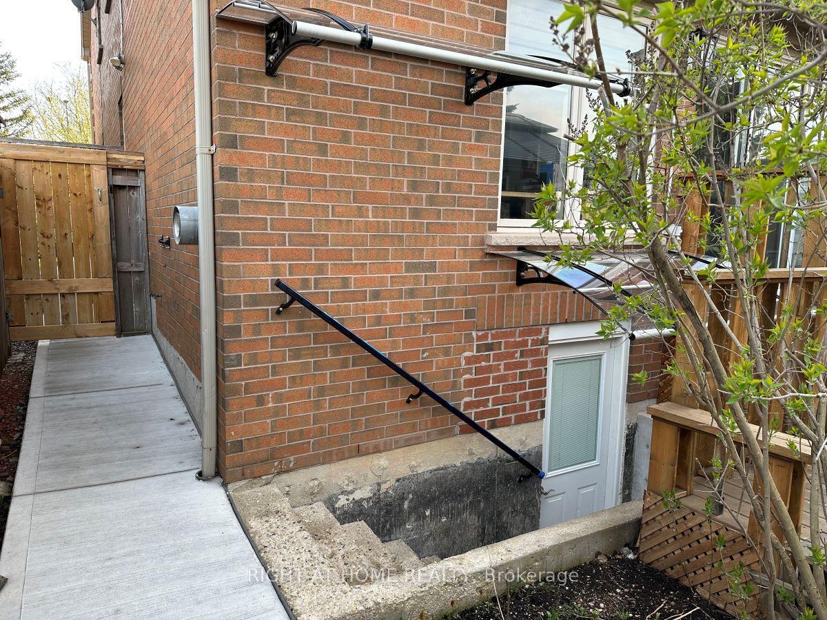 Photo 7 of Unit Bsmt, 5967 Leeside Crescent, Mississauga, Central Erin Mills — HOMEH