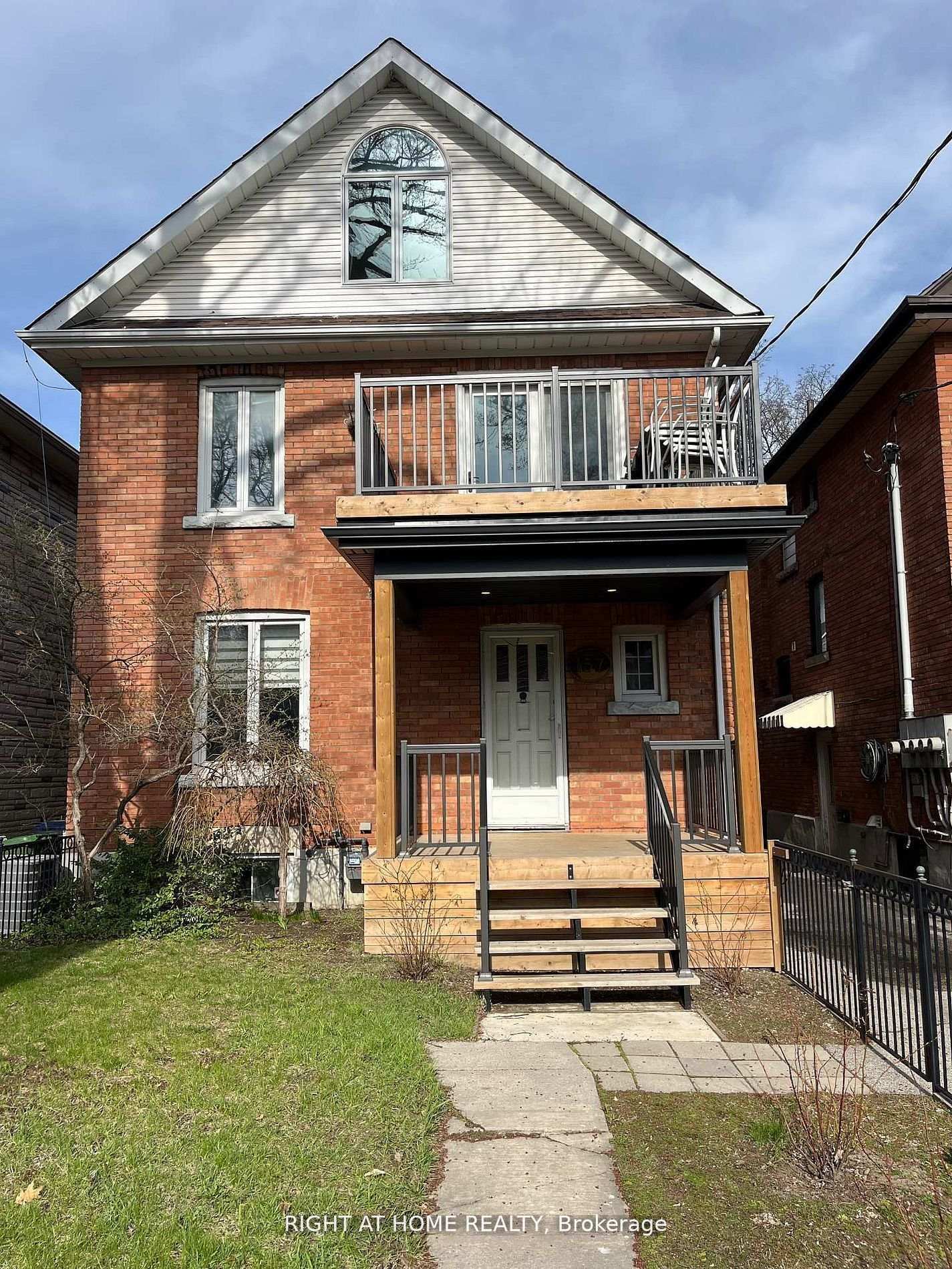Front of 157 Medland Street S