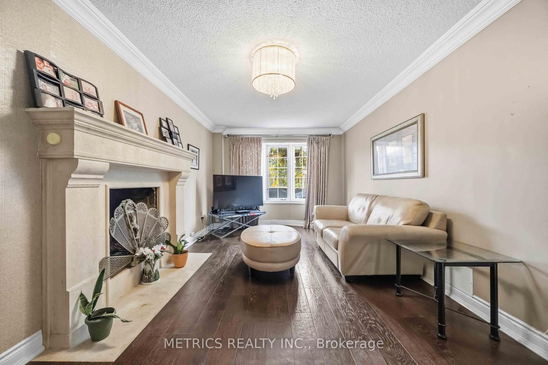 Photo 4 of 168 Fieldgate Drive, Vaughan, Maple — HOMEH