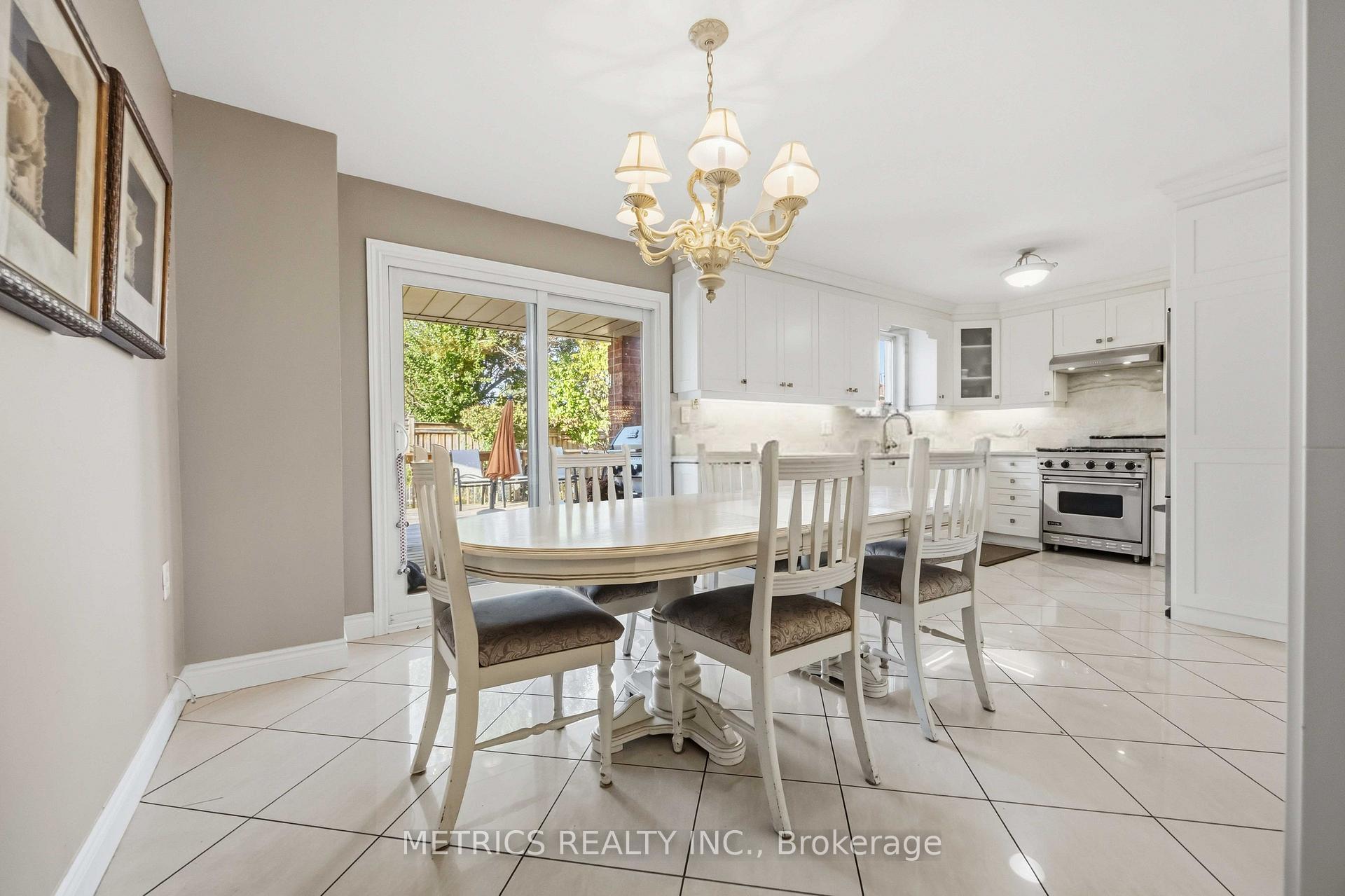 Photo 8 of 168 Fieldgate Drive, Vaughan, Maple — HOMEH