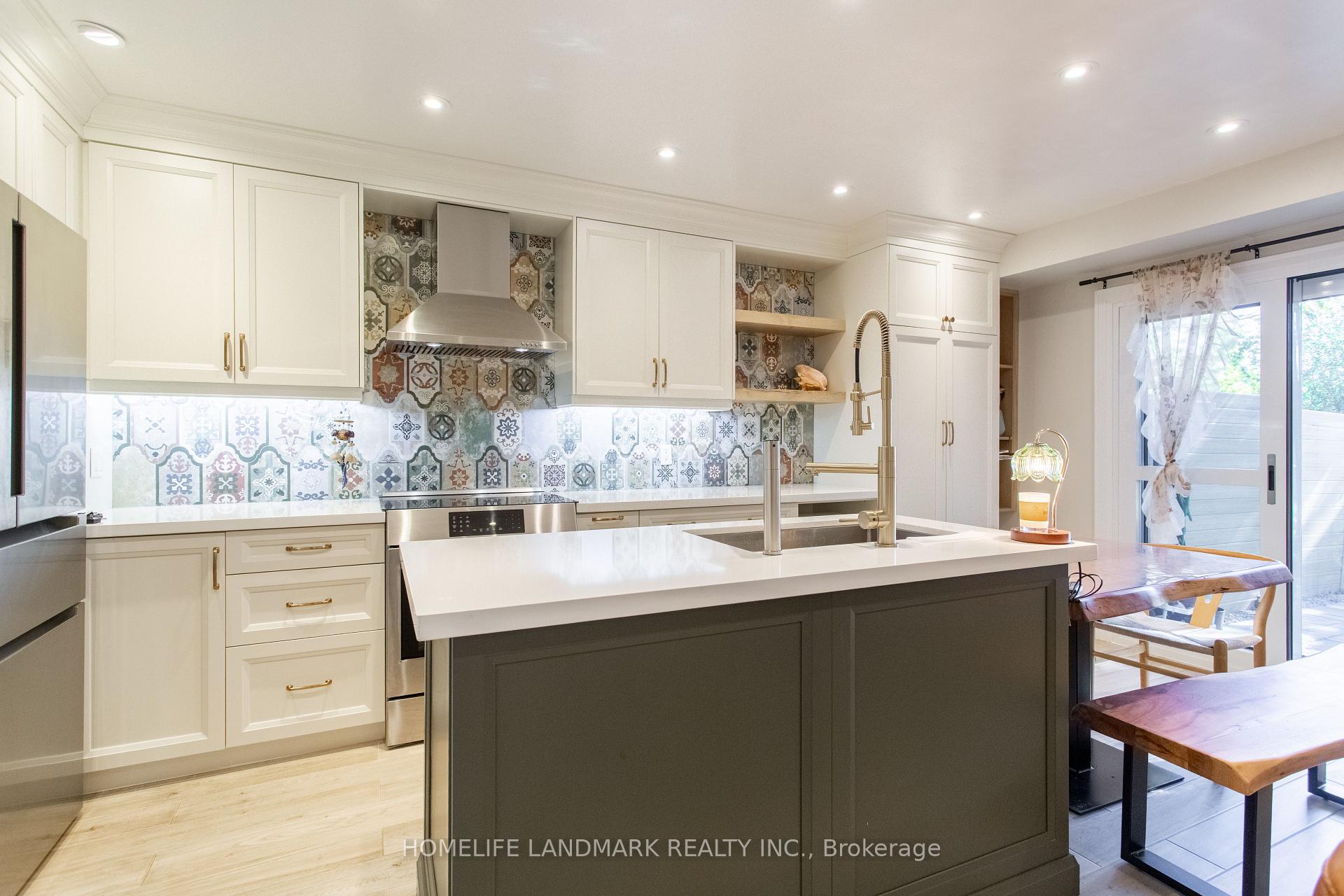 Photo 3 of 15 Foxglove Court, Markham, Unionville — HOMEH