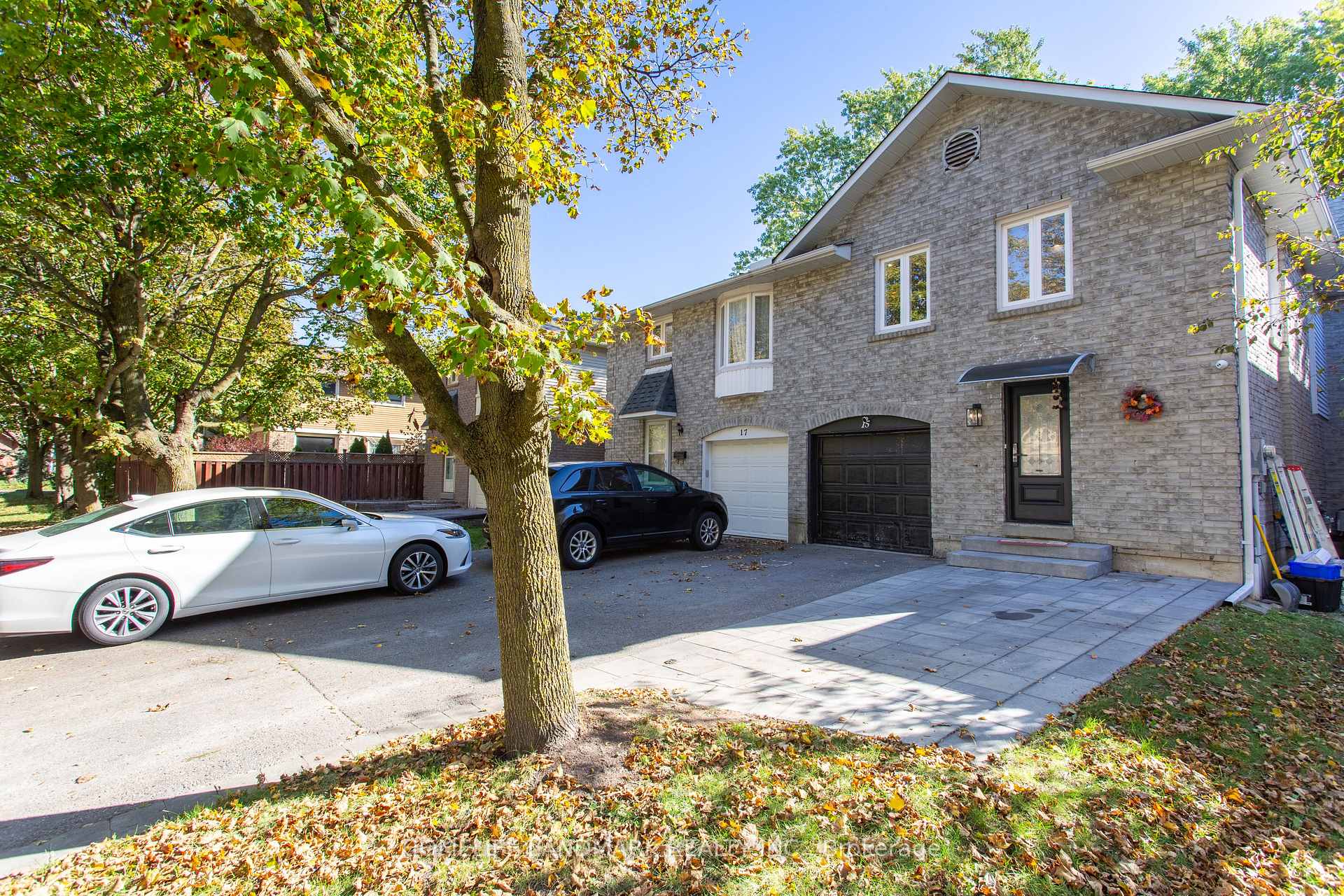 Photo 2 of 15 Foxglove Court, Markham, Unionville — HOMEH