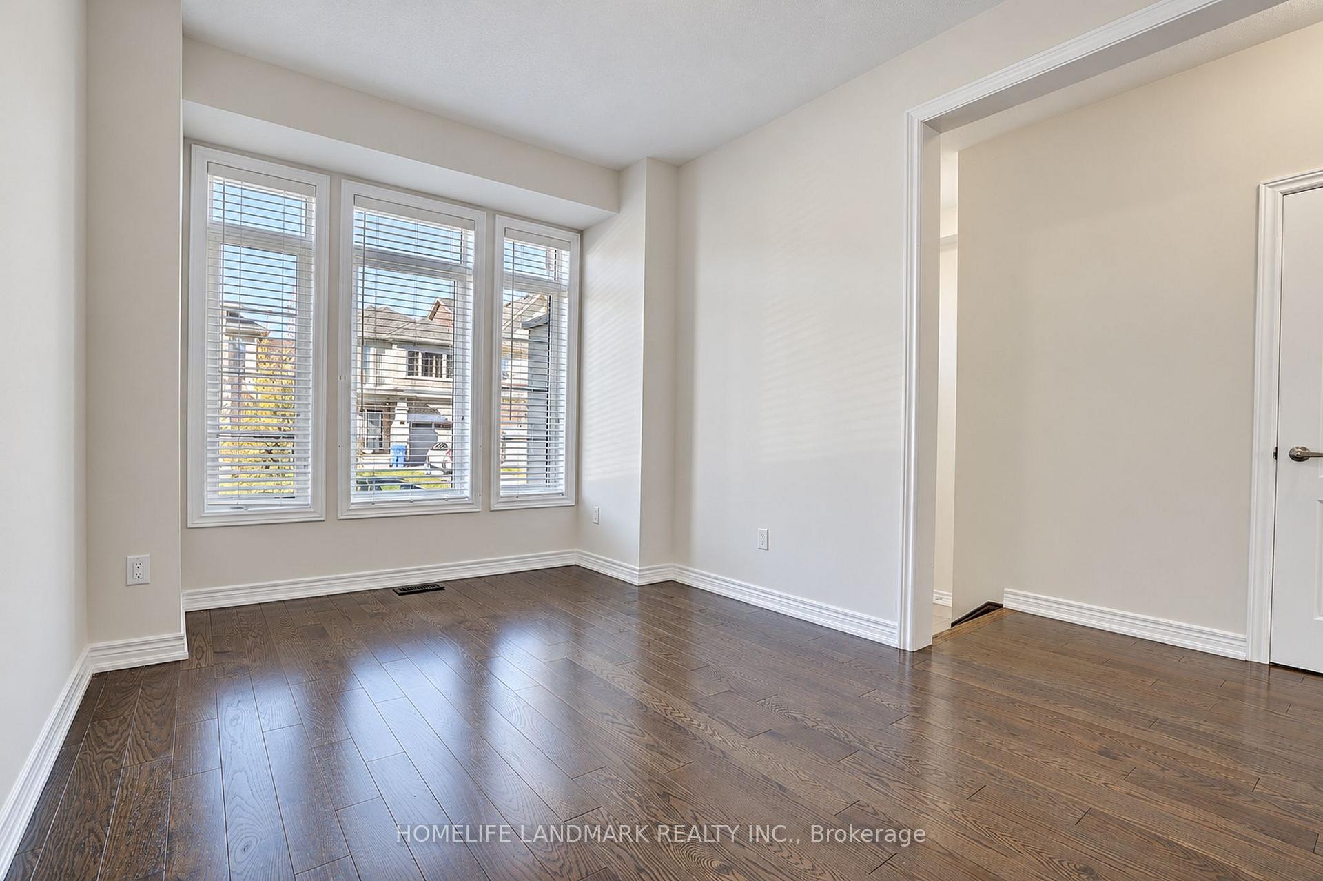 Photo 5 of 27 Applegate Drive, East Gwillimbury, Sharon — HOMEH