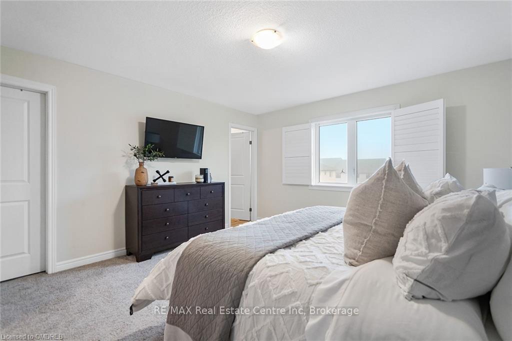 Photo 18 of 222 Poppy Drive E, Guelph, Pineridge/Westminster Woods — HOMEH