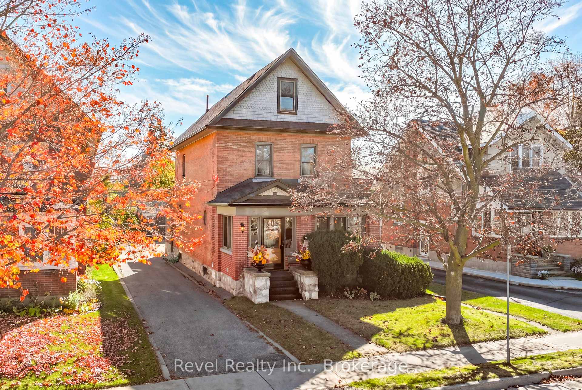 Photo 2 of 27 Francis Street, Kawartha Lakes, Lindsay — HOMEH