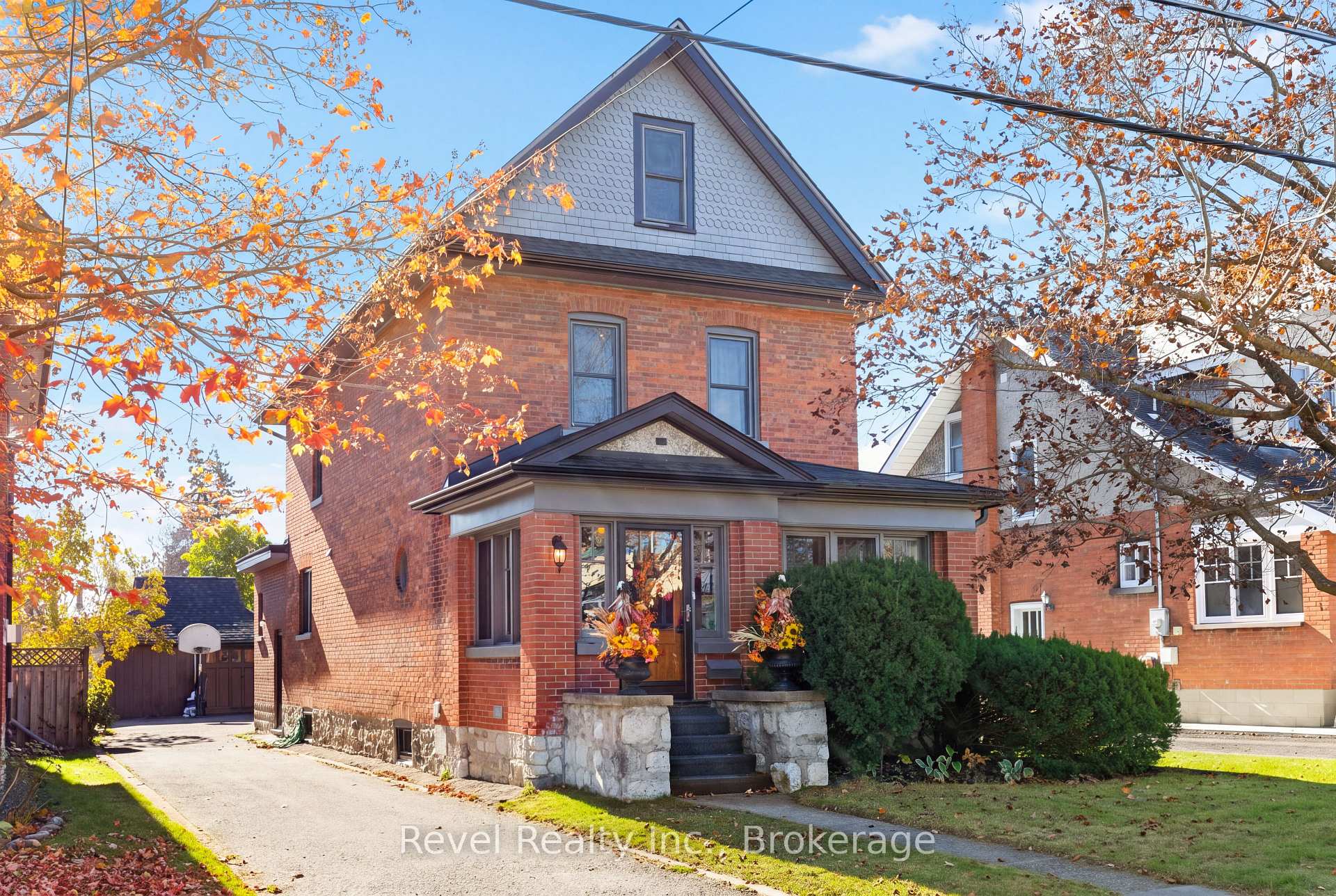 Photo 3 of 27 Francis Street, Kawartha Lakes, Lindsay — HOMEH