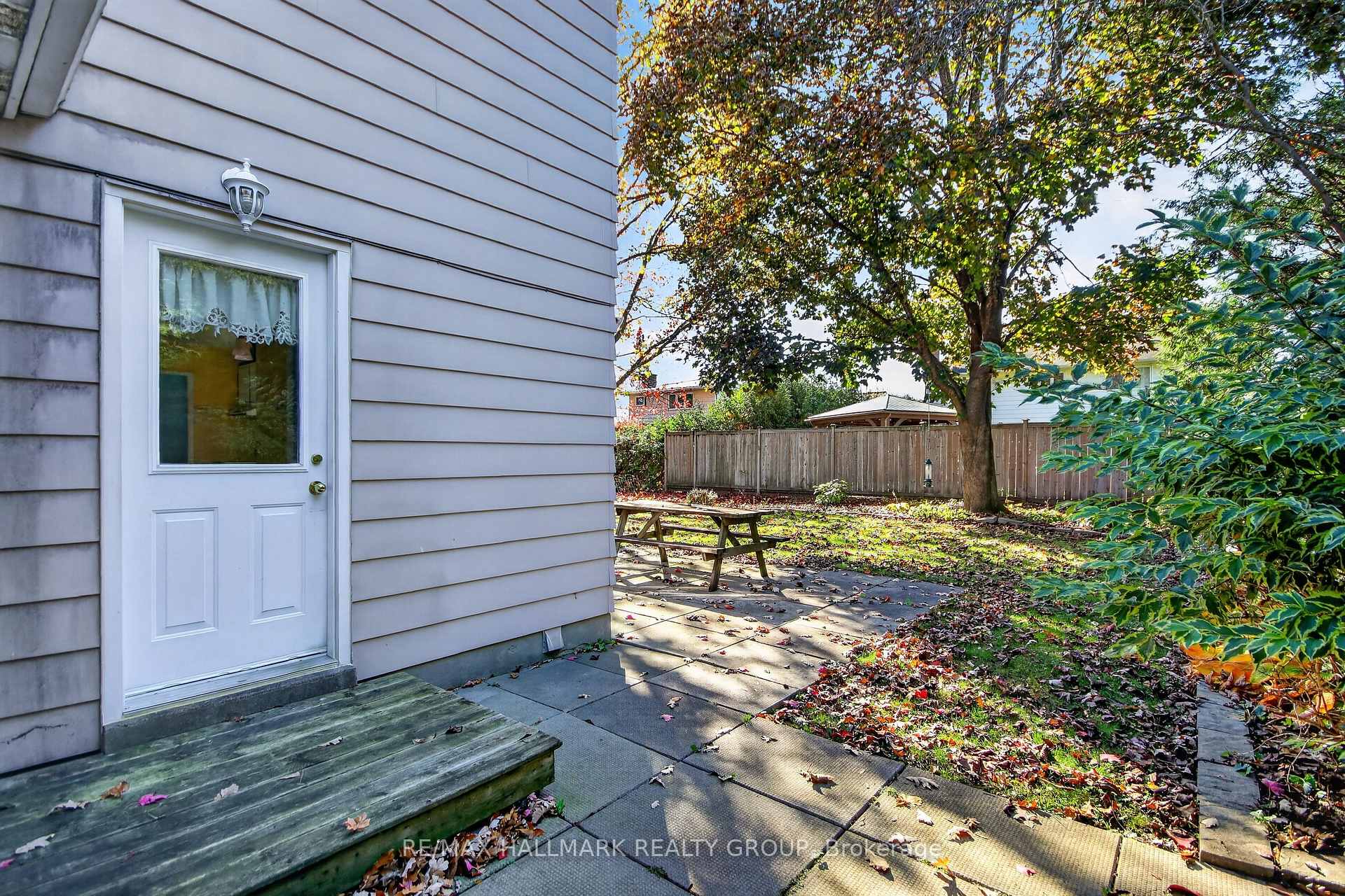 Photo 13 of 8 Burnview Crescent, Ottawa, Blackburn Hamlet — HOMEH