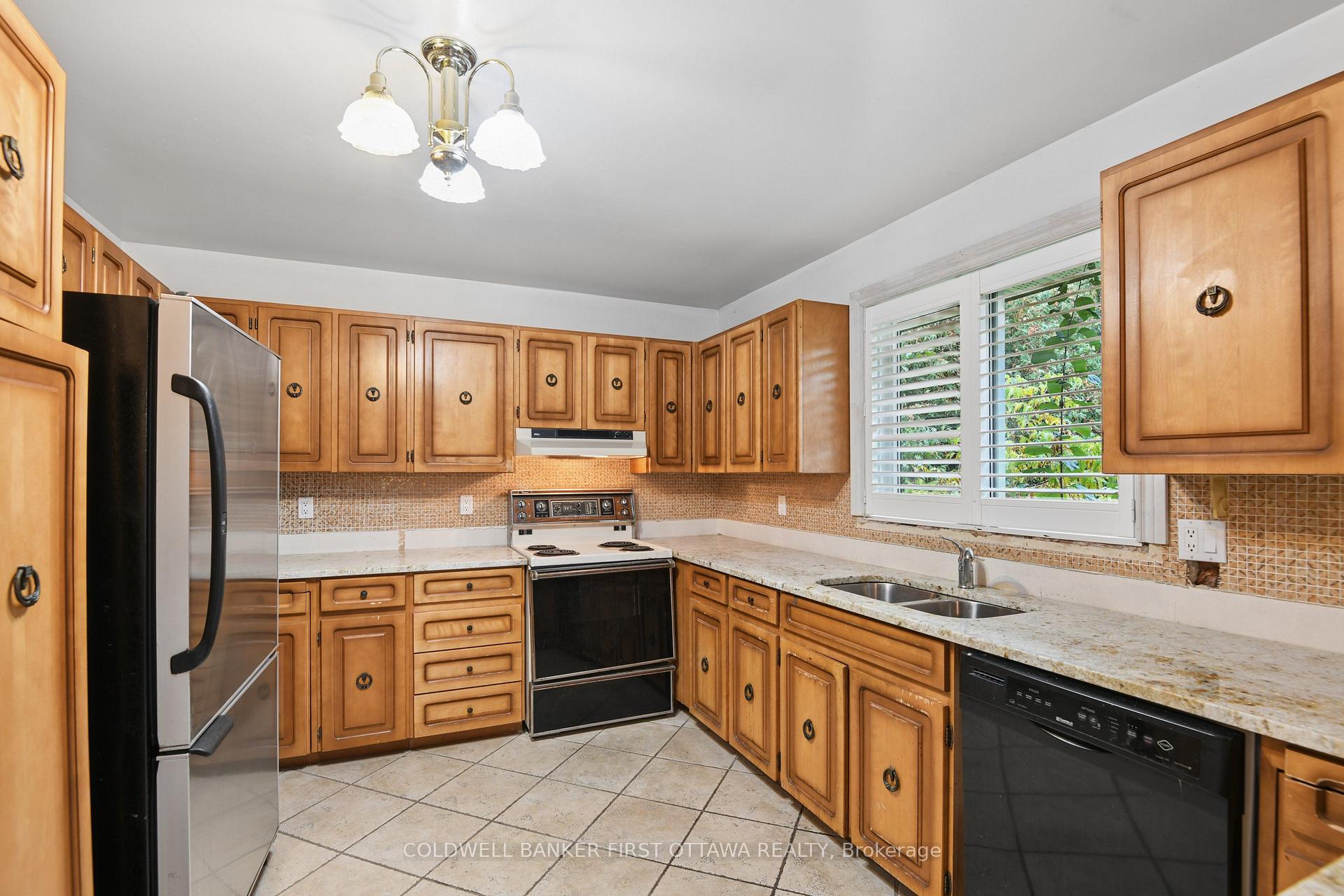 Photo 12 of 1512 Arnhem Street, Ottawa, Carleton Heights — HOMEH