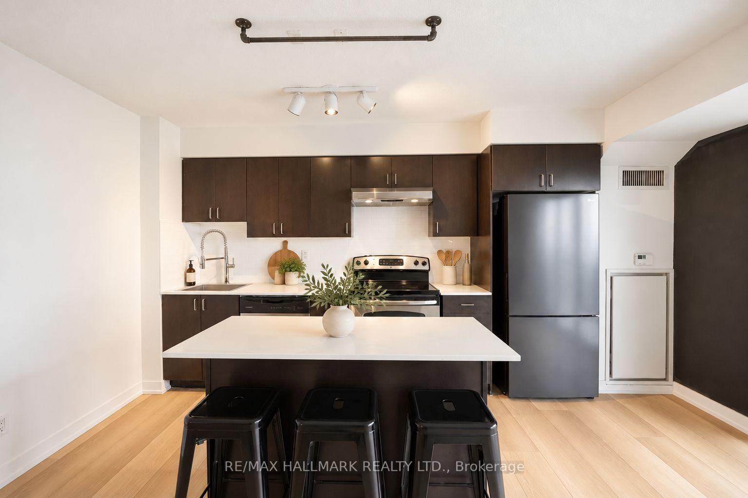 Photo 10 of Unit 901, 155 Legion Road N, Etobicoke, Mimico — HOMEH