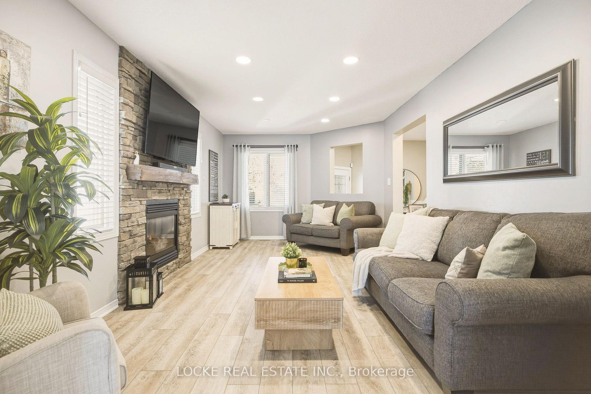 Photo 8 of 2174 Saturn Crescent, Ottawa, Fallingbrook/Gardenway South — HOMEH
