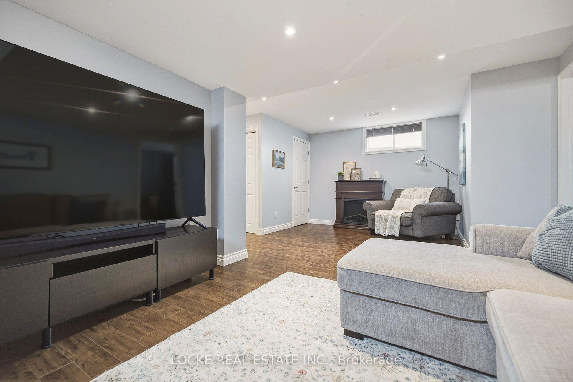 Photo 33 of 2174 Saturn Crescent, Ottawa, Fallingbrook/Gardenway South — HOMEH