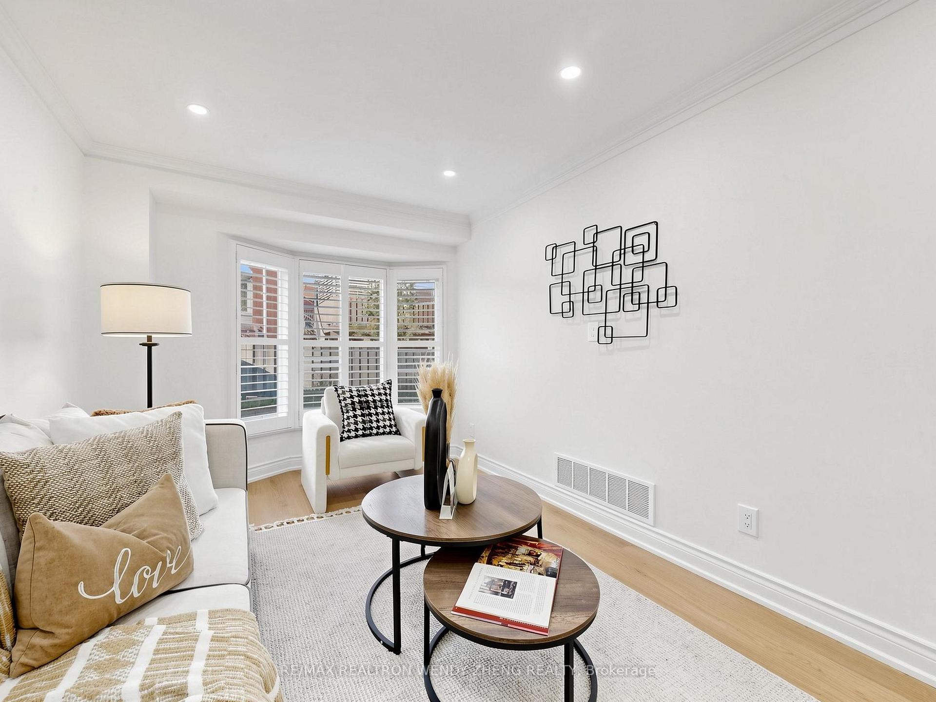 Photo 4 of 55 Brownstone Circle, Vaughan, Crestwood-Springfarm-Yorkhill — HOMEH
