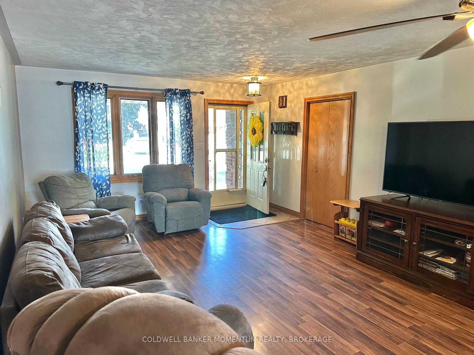 Photo 3 of 38 Mann Avenue, Norfolk, Simcoe — HOMEH