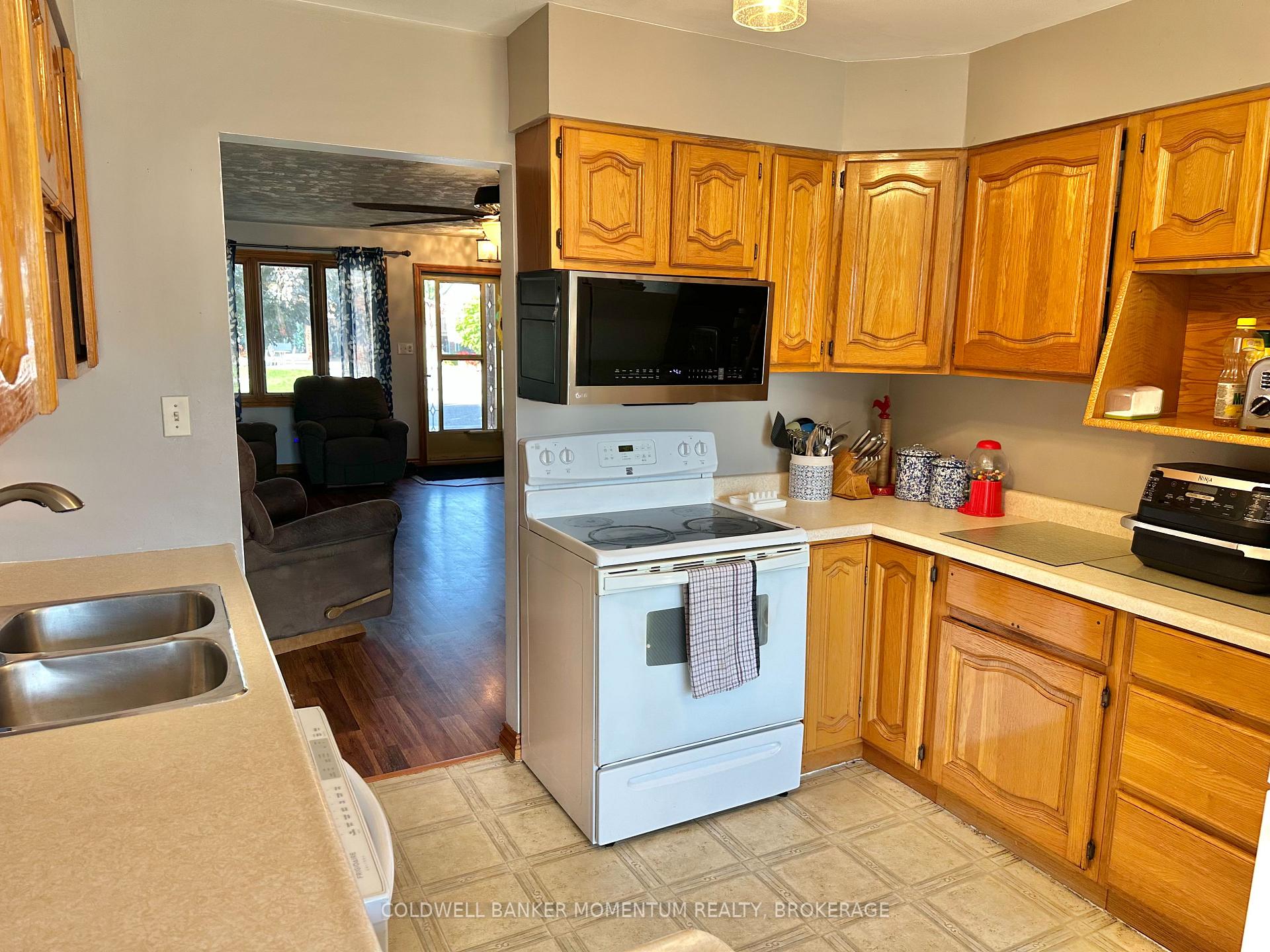Photo 5 of 38 Mann Avenue, Norfolk, Simcoe — HOMEH