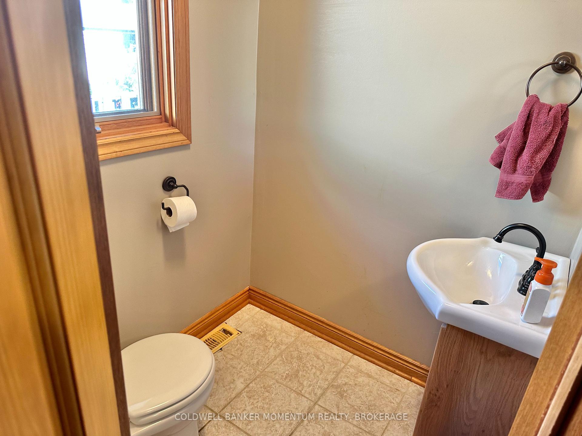 Photo 15 of 38 Mann Avenue, Norfolk, Simcoe — HOMEH