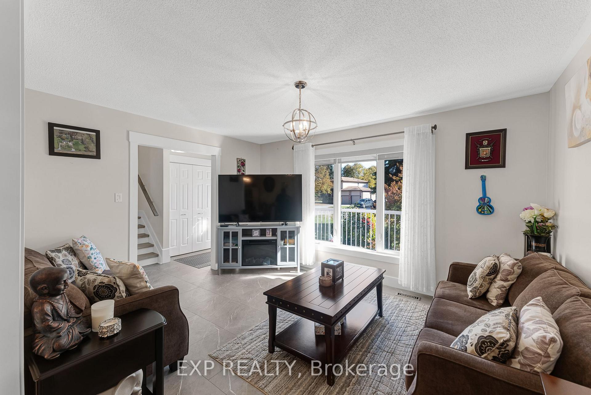 Photo 8 of 4 Burbank Circle, Adjala-Tosorontio, Everett — HOMEH