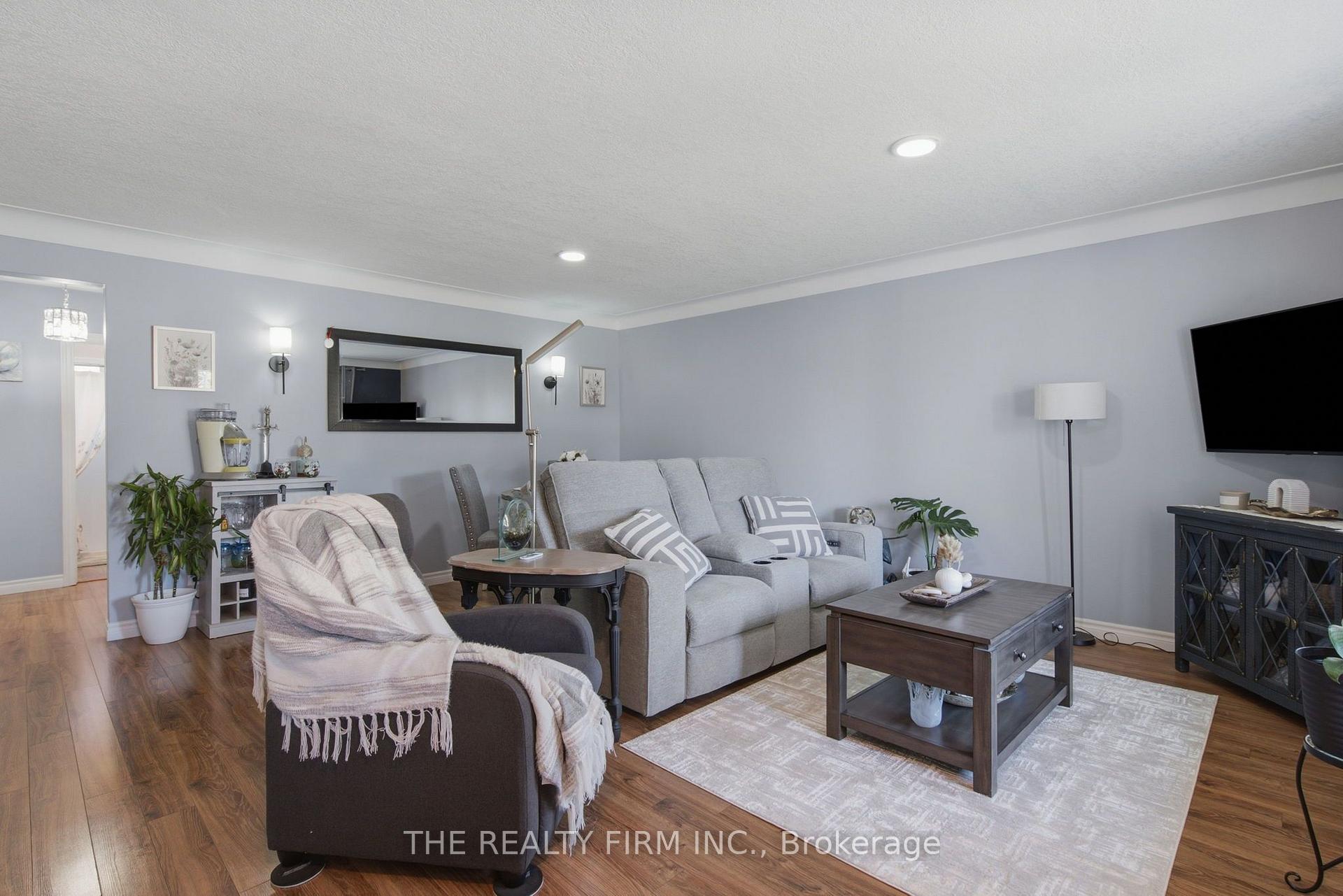 Photo 3 of 25 Queenston Crescent, London, East O — HOMEH