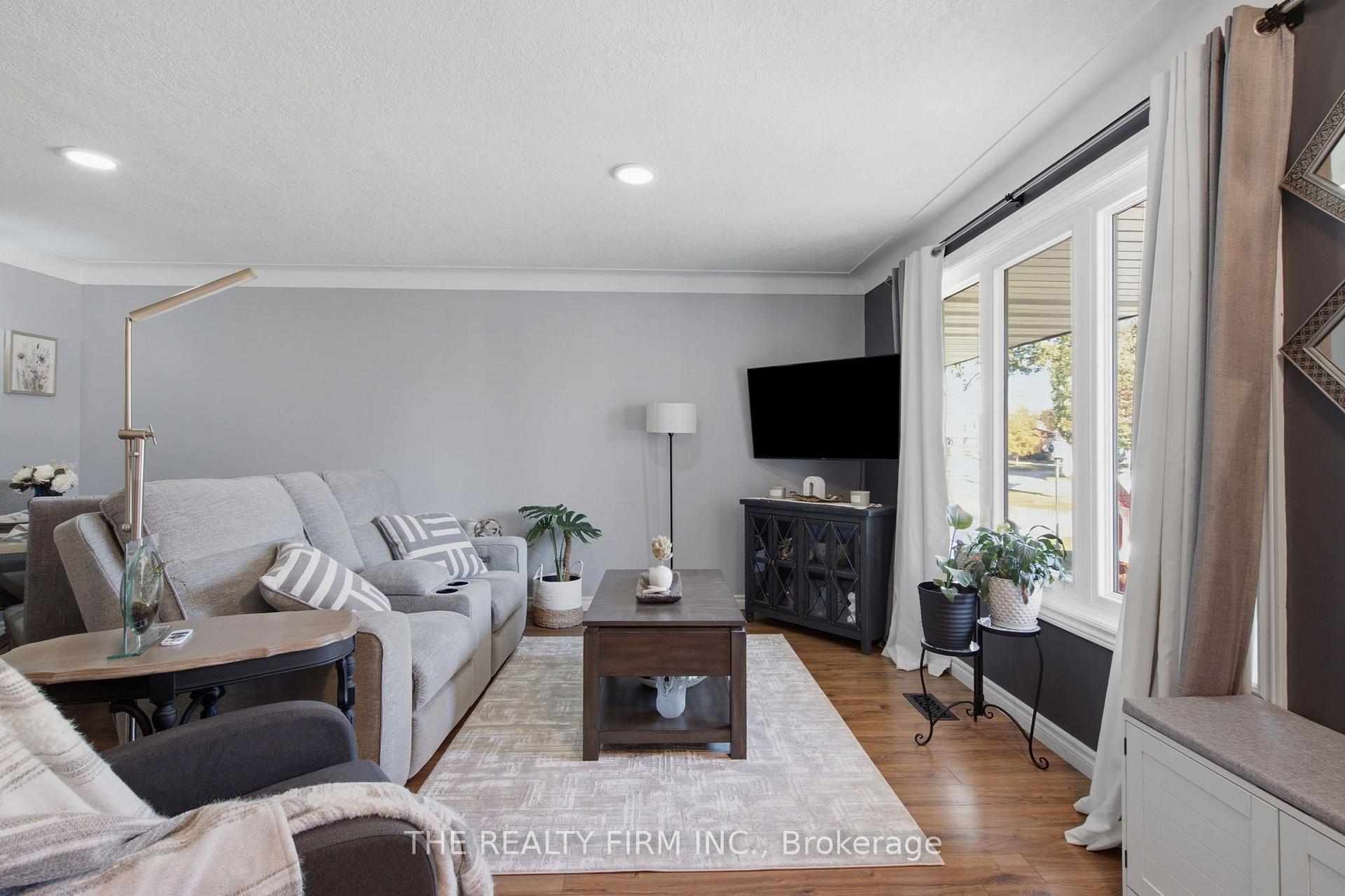 Photo 4 of 25 Queenston Crescent, London, East O — HOMEH