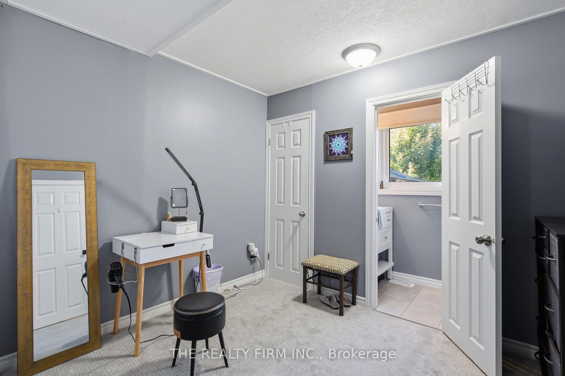 Photo 16 of 25 Queenston Crescent, London, East O — HOMEH
