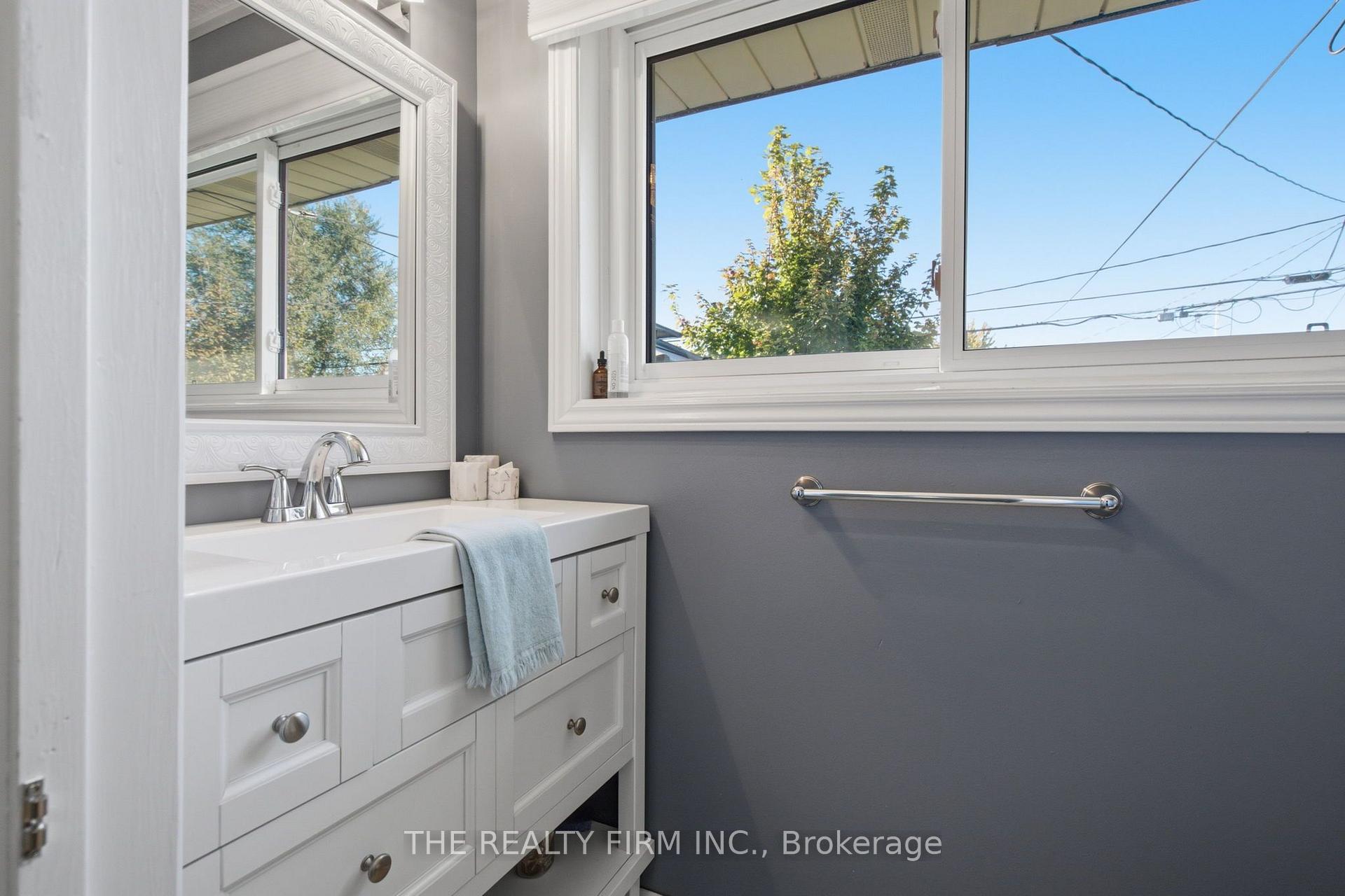 Photo 17 of 25 Queenston Crescent, London, East O — HOMEH