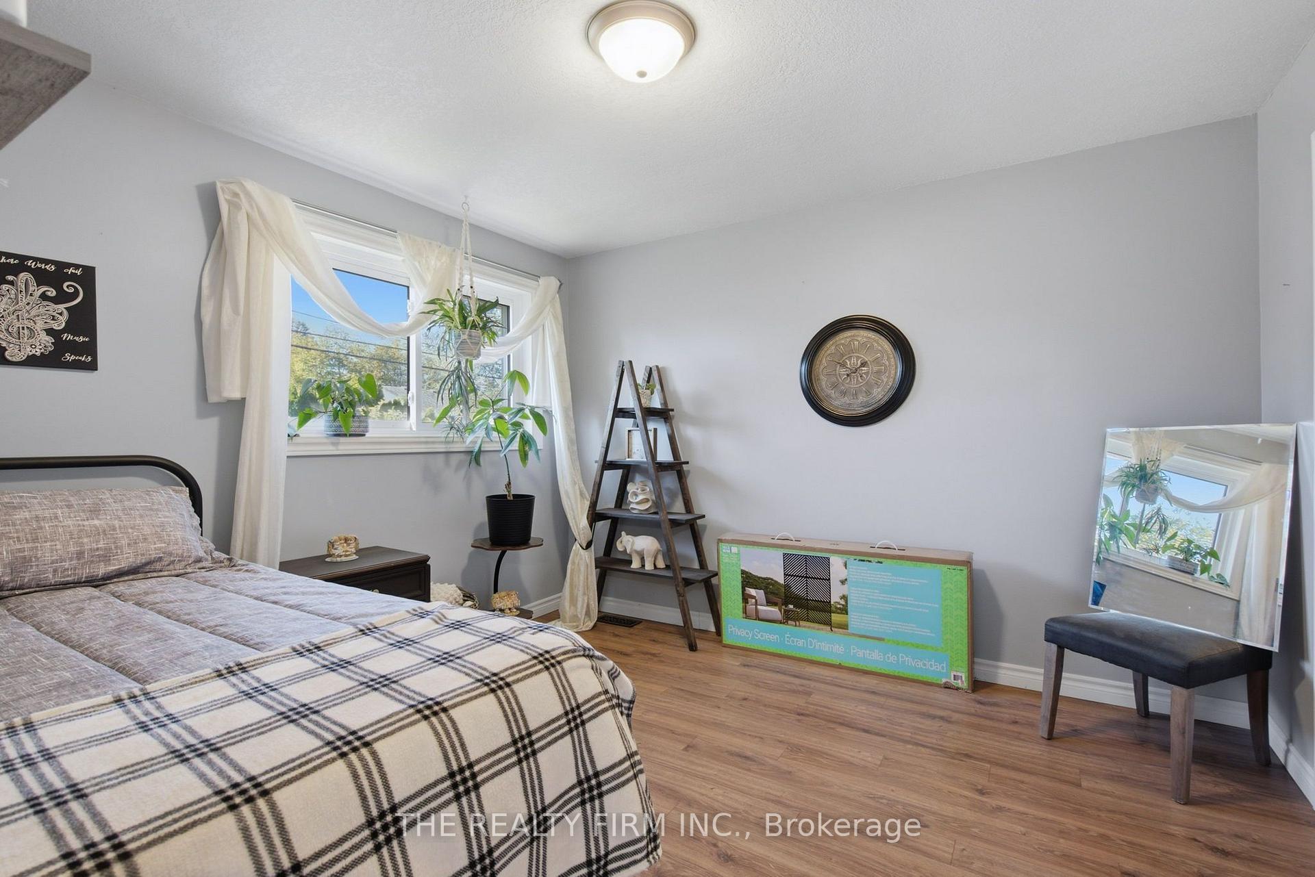 Photo 18 of 25 Queenston Crescent, London, East O — HOMEH