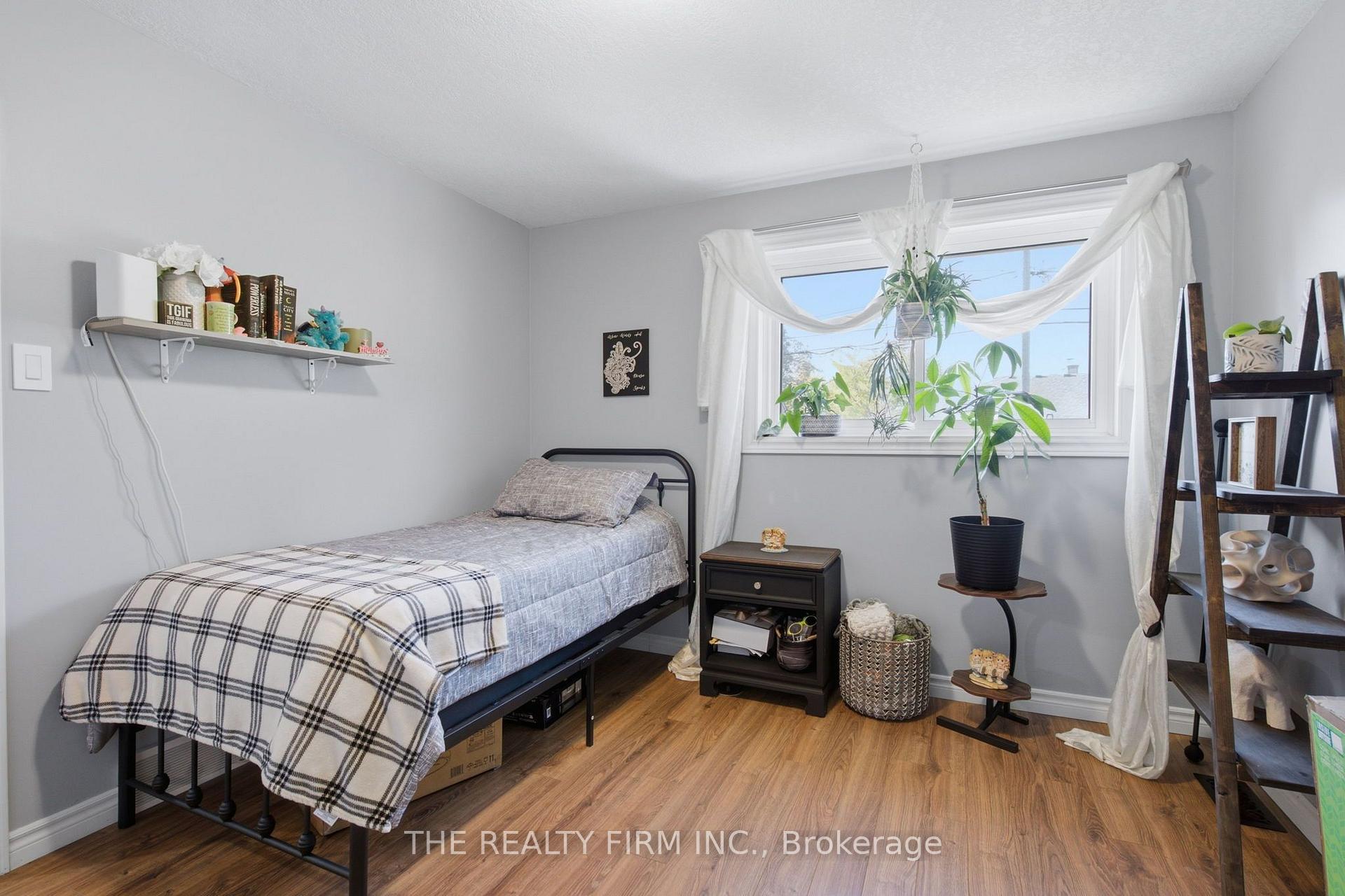 Photo 19 of 25 Queenston Crescent, London, East O — HOMEH