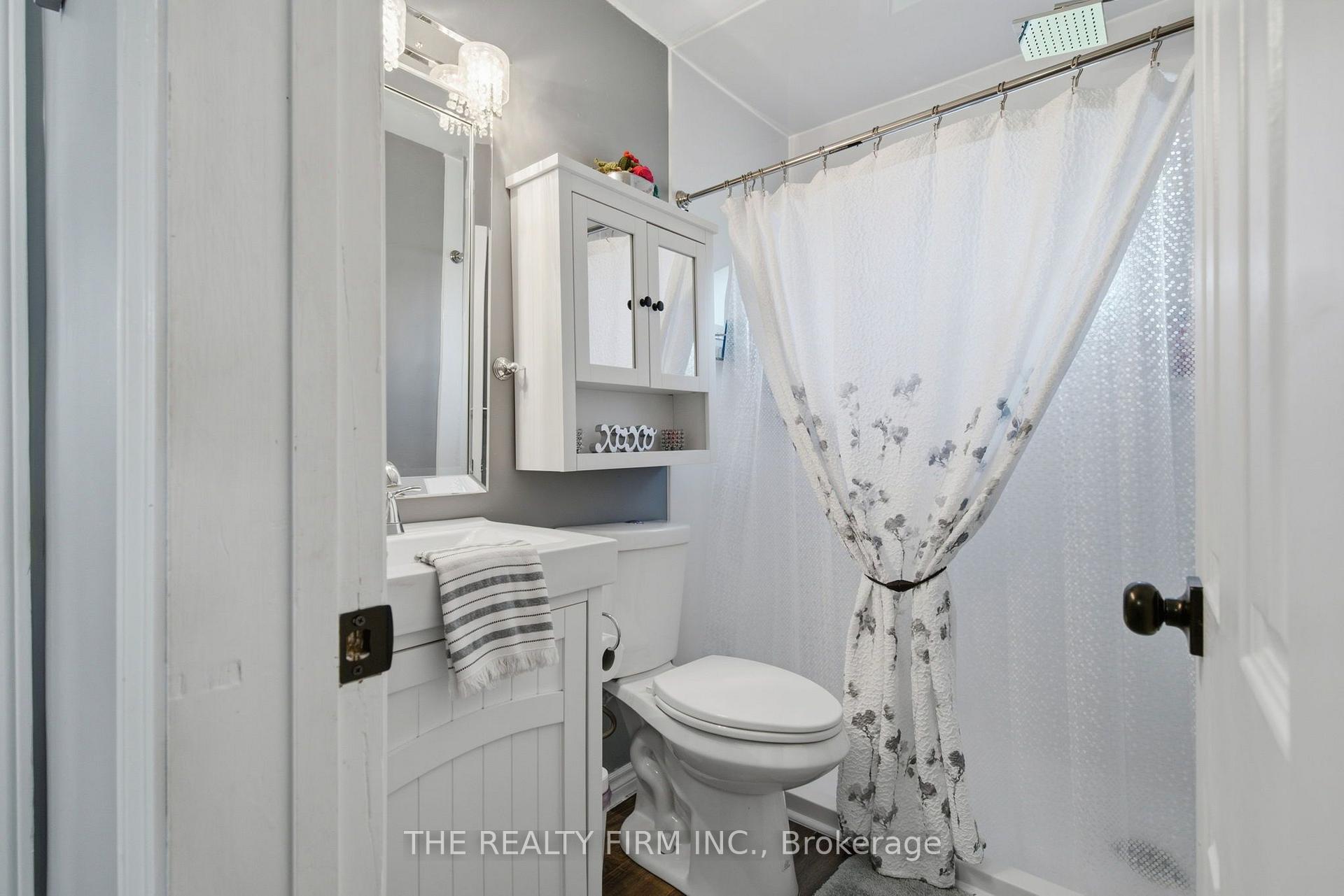 Photo 21 of 25 Queenston Crescent, London, East O — HOMEH