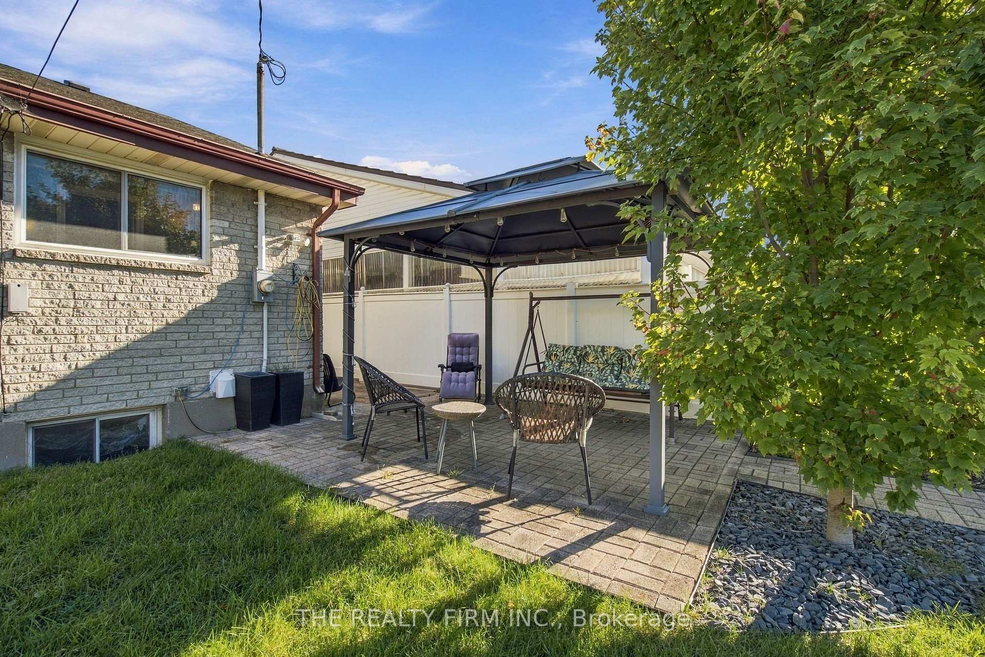 Photo 33 of 25 Queenston Crescent, London, East O — HOMEH